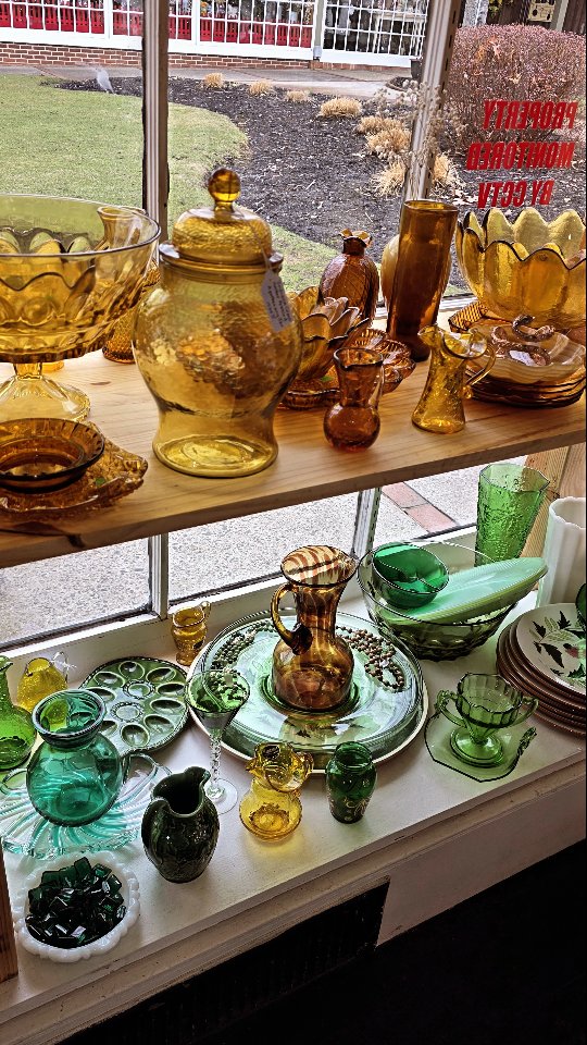 The gals and I put some time into #springcleaning the last few days... hopeful for some nice weather and friendly faces this week! This has been a looong winter 😵💫😵💫
#smithvillenj #smithvillestrong #vintageglass #amberglass