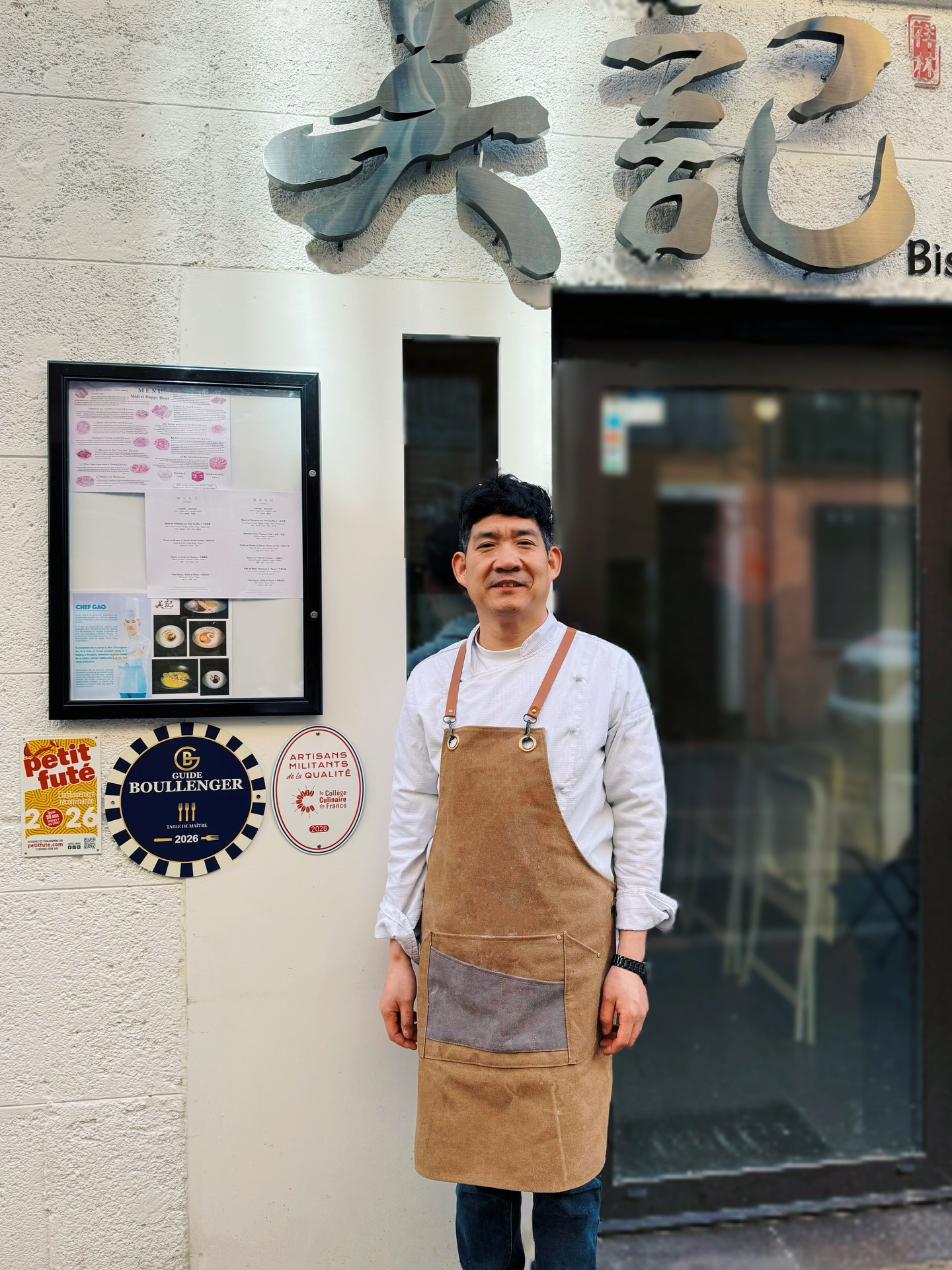 Un immense merci à @petitfute_aix_vaucluse , @guideboullenger et @collegeculinairedefrance 🙏✨🏅
Votre reconnaissance et votre soutien nous touchent profondément ❤️. Faire découvrir la cuisine chinoise moderne au public est une aventure passionnante mais aussi un travail exigeant. Derrière chaque plat, il y a beaucoup de recherche 🔬, de patience ⏳, de transmission 👨🍳 et surtout l’envie de raconter une histoire : celle des saveurs venues des coins de la Chine 🗺️🥢, de ses terroirs 🌾, de ses saisons 🍃 et de sa culture millénaire 🏮.
Partager cette richesse culinaire et culturelle n’est pas toujours facile, mais c’est une mission qui nous tient profondément à cœur 💛.
En 2026, nous continuerons à avancer avec passion 🔥, à apprendre chaque jour 📚, à nous améliorer constamment 📈, et à vous faire découvrir les saveurs uniques des différentes régions de Chine 🥟🍜🌶️, ainsi que les saisons, les fêtes et les traditions qui rendent cette culture si vivante 🌙🎋.
Merci à tous ceux qui nous soutiennent et qui sont curieux de voyager avec nous à travers la gastronomie chinoise ✨🥢🌏
#aixenprovence #aixmaville #chinesefood #chineseculture #aixmarseille