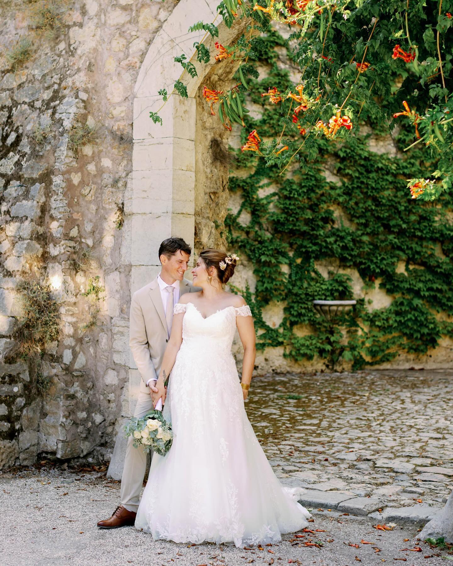 Le parc du Château de Mouans-Sartoux avec son cèdre majestueux, la bignone en fleurs.. un cadre idéal pour photographier les mariés en été!
#photographemariage #photographedemariage #photographemariagecotedazur #photographecotedazur #photographeprovence #photodemariage #mariage2024