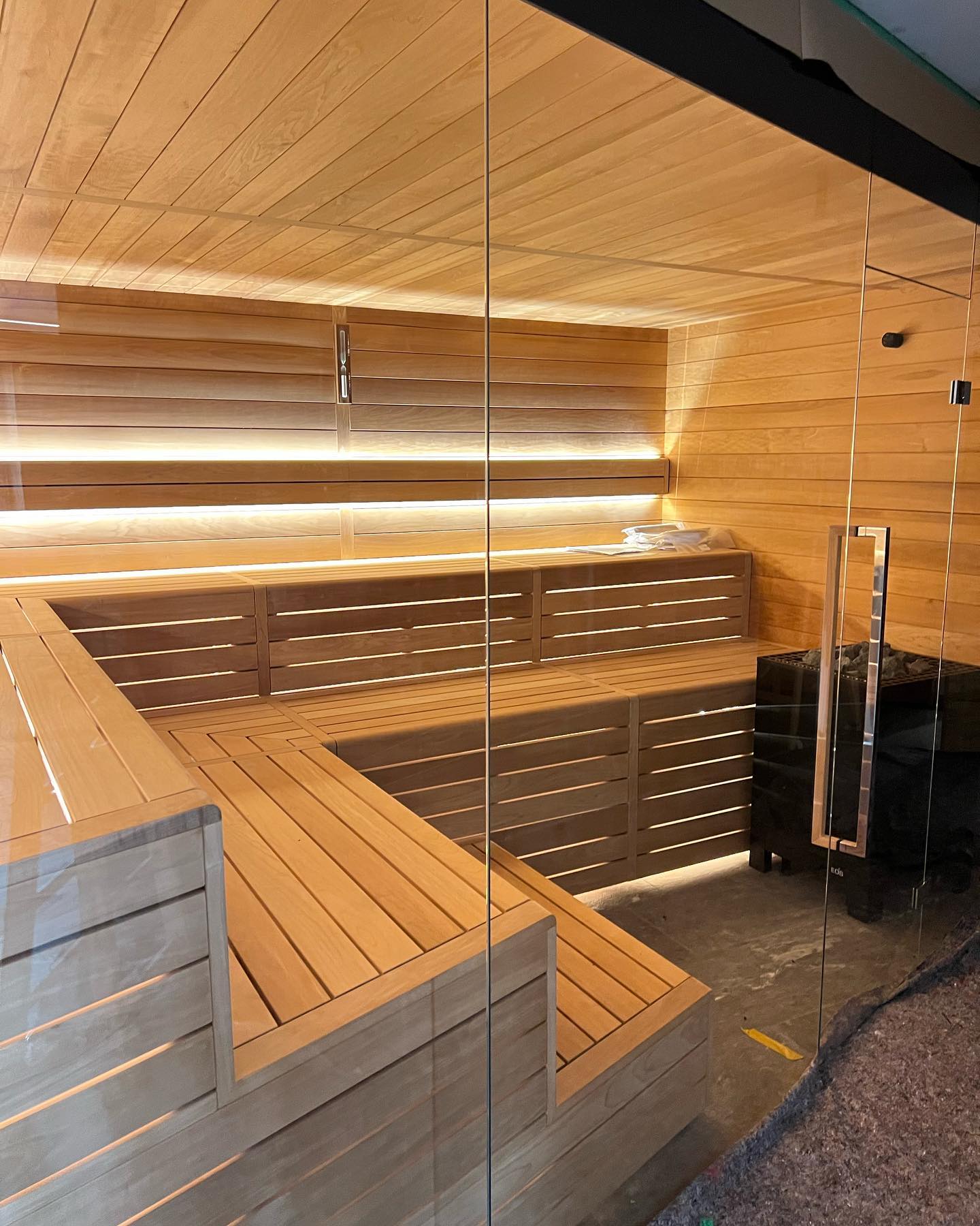 Neue luxuriöse und exklusive finnische Sauna mit einem EOS Saunaofen mit 18kW und grosser Glasfront. New luxurious and exclusive Finnish sauna with an EOS sauna heater with 18kW and a large glass front. Новая роскошная и эксклюзивная финская сауна с каменкой EOS мощностью 18 кВт и большой стеклянной передней панелью.#sauna #sauna #spa #spaarchitecture #spaproject #spaconsulting #wellnessdesign #wellnesspa #wellness #luxury #luxeryhome #banja #eossauna #eossaunatechnik #eossaunaheater