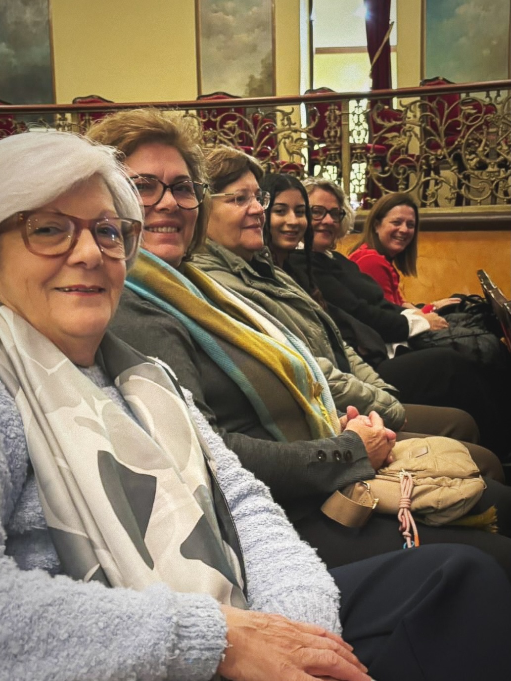 ESCUELA DE ESPECTADORES 🎭
en Ínsula Escénica
Dentro del programa de la 4ª edición de Ínsula Escénica, el grupo intergeneracional de Teatro y Comunidad continúa su recorrido como público activo y curioso.
En esta ocasión, asistieron al concierto de «In piano» en el Teatro Leal de La Laguna, viviendo una experiencia musical compartida que invita a escuchar, sentir y reflexionar juntos✨
La Escuela de Espectadores es un espacio para aprender a mirar la escena desde distintos puntos de vista, fomentando el diálogo entre generaciones y acercando las artes escénicas a la comunidad.
Una noche para disfrutar de la música, el encuentro y la cultura en vivo🎶
Colaboran:
@lalagunacultura
@adrian.del.castillo
@lalagunaayto