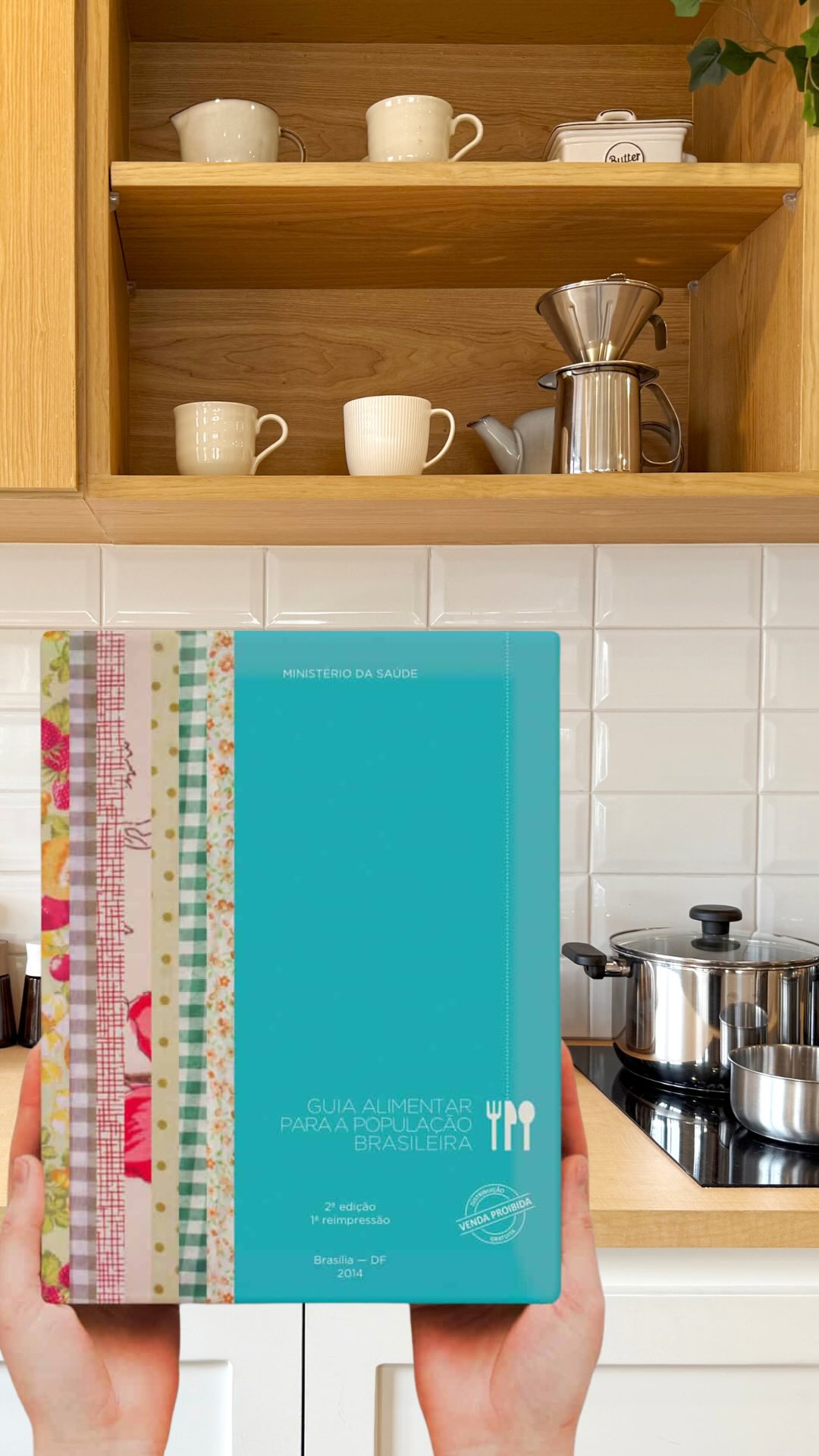 Até aqui, o Guia já te ensinou o que priorizar no prato.
Mas alimentação saudável não é só o alimento em si - é também como você escolhe, conserva e manipula.
Porque não adianta comprar comida de verdade e transformar tudo em um problema sanitário na sua própria cozinha, né? 👀
🔎 Na escolha:
• Frutas, verduras e legumes firmes, sem mofo ou partes deterioradas.
• Carnes sem odor forte e sem excesso de líquido na embalagem.
• Produtos embalados dentro da validade, íntegros, sem furos, amassados ou estufamentos.
🧊 Na conservação:
• Itens secos em local fresco, arejado e protegido da luz.
• Preparações prontas sempre refrigeradas - nada de deixar esperando a próxima refeição fora da geladeira.
🧼 Na manipulação:
• Lave bem as mãos.
• Higienize corretamente hortifrutis.
• Evite contaminação cruzada.
• Mantenha bancada, utensílios e panos sempre limpos.
A maioria das contaminações alimentares acontece dentro de casa - e são totalmente evitáveis com boas práticas simples.
No próximo episódio vamos falar sobre comensalidade 👀
Você sabe o que significa?
Já me segue para acompanhar a série completa 💛
#guiaalimentar #alimentacao #alimentacaosaudavel