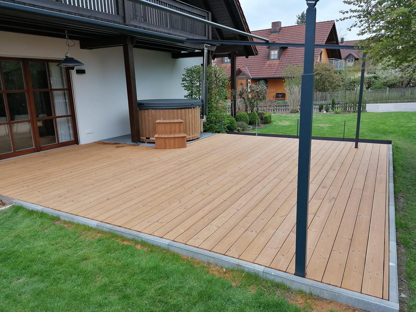 Terrassendeck mit Thermokieferdielen unsichtbare Befestigung
