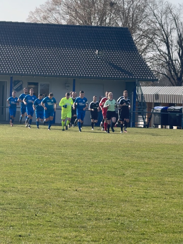 Verdienter Heimerfolg.
Zum Heimspielauftakt auf dem Wollensack konnten wir gegen den FC Grosselfingen mit 2:0 gewinnen. Die Gäste waren zunächst besser im Spiel, brachten sich aber nach 25 Minuten mit einer roten Karte selbst aus dem Tritt. Hier stand es allerdings bereits 1:0 für uns, durch David Kleinfeld. Weitere Einschussmöglichkeiten blieben ungenutzt. Das 2:0 dann erlösend und völlig überfällig in der 61. durch Manu Hauke. Die Führung brachten wir am Ende souverän über die Bühne.
Weiter so!