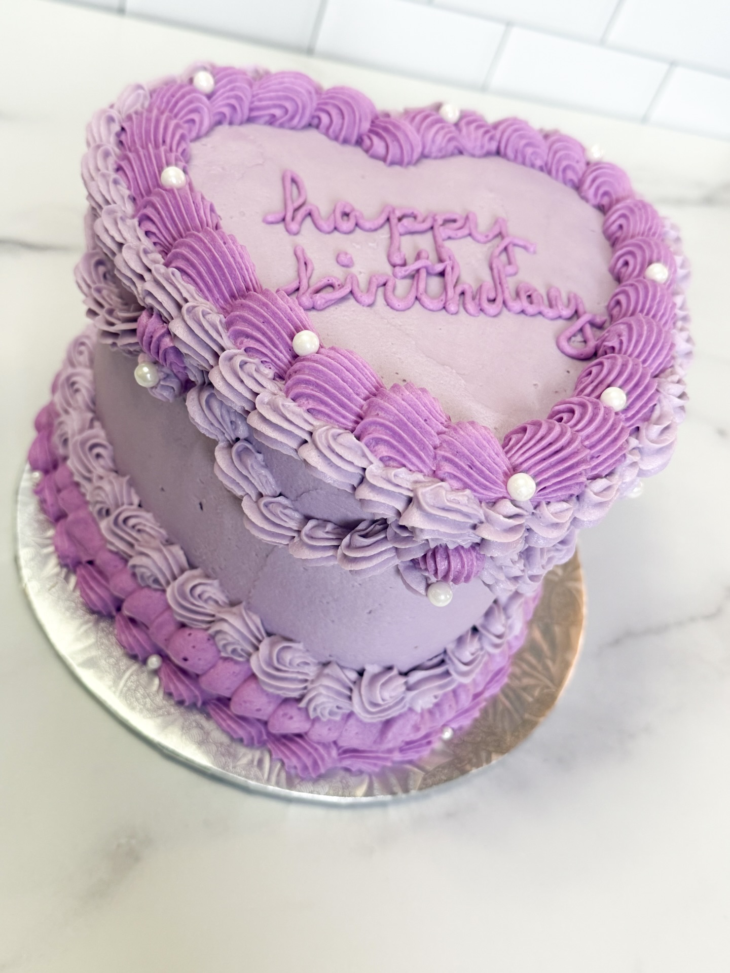 A little vintage romance in cake form💜
•
•
•
•
•
#glutenfreecake #glutenfreebakery #glutenfreebirthdaycake #vintagecake #heartcake