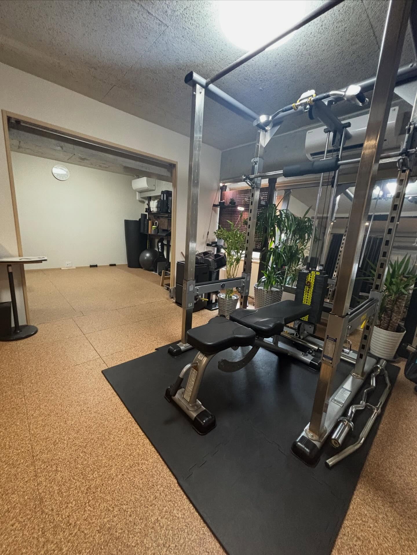 相模原 淵野辺のパーソナルジム
【DAZZLING GYM / ダズリンジム】
『健康綺麗に楽しくダイエット』
今朝の相模原はなんと雪❄️☃️
寒暖差が激しいですね💦
でもこれから少しずつ暖かくなってくるはずです!
4月、5月にはいつも暑いくらいですよね☀️
今年の夏は引き締まった身体で過ごしませんか?
今からダイエットを始めればちょうど良く夏を迎えられます♪
『今年の夏は自信を持って過ごす!』そんな新規の会員様が少しずつ集まってきております。
ご予約を取れる今のうちに是非お問い合わせ下さい🙏
お待ちしております✨
---------------------------------------------------------
DAZZLING GYMは、相模原市淵野辺の完全個室パーソナルジムです。【健康綺麗に楽しくダイエット】をテーマに「運動」「休養」「栄養」の3つの軸を整えて《生活習慣》を改善する事で、女性らしい柔らかくてしなやかな身体を作るダイエットをサポートします。
トレーナーは元シルク・ド・ソレイユのアーティスト。
豊富な経験と知識からあなただけのダイエットメニューを作成し完全サポート致します。
サービスは【オールインクルーシブサービス】スタイル!エクササイズ、ストレッチ、キックボクシングなどのトレーニングメニューは勿論、食事指導も込み。その他にもウェア、タオル、ミネラルウォーター、シャワー、アメニティーなども完備。
全てのサービスが全てのコースで受けられます。
JR横浜線「淵野辺駅」南口より徒歩5分。
駐車場もあるので古淵駅、矢部駅、相模原駅からお車でのご来店も可能です。
※ご利用の際は予約が必要
ダズリンジムは完全予約制なので、まずは無料カウンセリング、体験トレーニングのご予約を【お問い合わせフォーム】よりお取り下さい。
お待ちしております。
【DAZZLING GYM / ダズリンジム】
▫️ホームページ
https://www.dazzling-gym.com
▫️健康綺麗ダイエットブログ
https://www.dazzling-gym.com/blog
▫️お問い合わせフォーム
https://www.dazzling-gym.com/contact
▫️住所
http://bit.ly/3RAGhqQ
▫️インスタグラム
https://www.instagram.com/dazzlinggym?igsh=ano2cml4Njg5eXAz&utm_source=qr
▫️公式LINE
https://linevoom.line.me/user/_dVtUNnSJzrRox82w9ZVsftZX0NWCg_VsNuoutHw