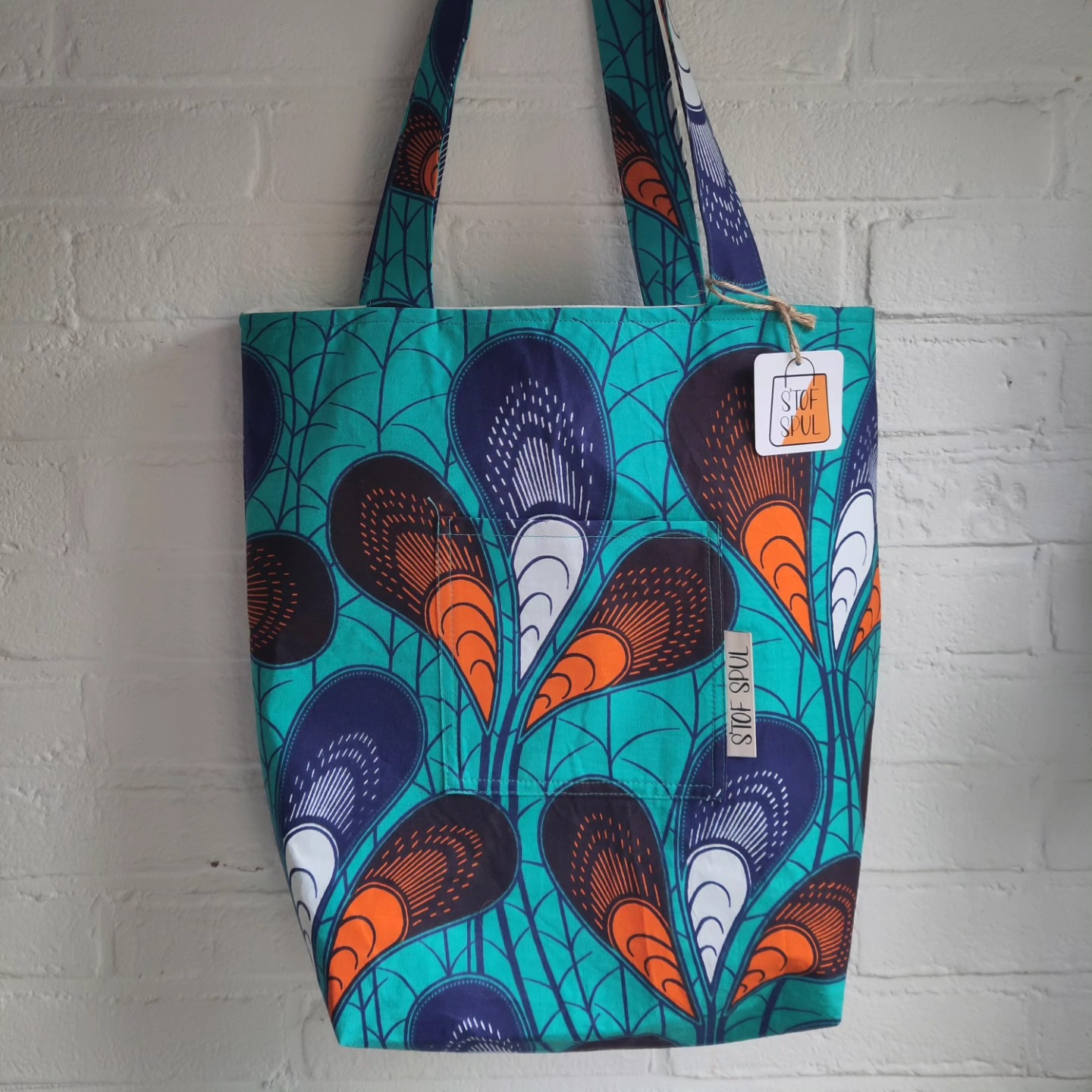 We zijn in Afrikaanse sferen met deze funky wax stof 🧡💙, gecombineerd met een zachte velours binnenkant. Nu te koop bij @dromenvangroen.nl of via een berichtje!
€28,95