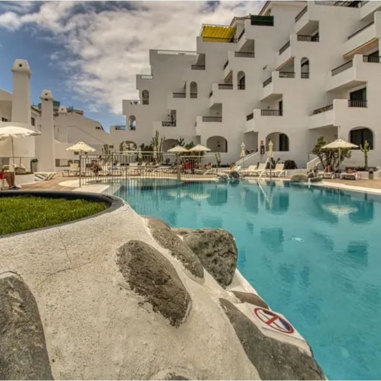 Träumst du von Sonne, Meer und entspanntem Inselgefühl? Dieses stilvolle Penthouse in Playa de las Américas auf Tenerife ist der perfekte Ort für eine Auszeit im Atlantik.
Die Ferienwohnung bietet 2 komfortable Schlafzimmer und 2 Badezimmer und eignet sich ideal für Paare, Freunde oder eine kleine Familie. Das Highlight ist die großzügige Terrasse, auf der du morgens mit Meerblick frühstücken und abends den Sonnenuntergang genießen kannst.
Dank der zentralen Lage erreichst du Strände, Restaurants und Promenaden bequem zu Fuß – perfekt für entspannte Ferien mit viel Abwechslung.
Tipps für deinen Aufenthalt
🏖 Baden und Sonnen am beliebten Strand Playa de Troya
🌅 Spaziergang entlang der Promenade bis nach Costa Adeje
🐋 Bootsausflug zur Wal- und Delfinbeobachtung im Atlantik
🌋 Ausflug in den beeindruckenden Teide National Park mit Blick auf den höchsten Berg Spaniens, den Mount Teide
🍽 Tapas und kanarische Spezialitäten in den Restaurants der Umgebung genießen
✨ Diese Penthouse-Wohnung ist ideal für alle, die Strand, Sonne und das lebendige Flair von Teneriffa kombinieren möchten.
📩 Bei Interesse an dieser Ferienwohnung oder an einer individuellen Teneriffa-Reise berate ich gerne persönlich.
https://smilereisen.wixsite.com/teneriferent/properties/playadelasamericas