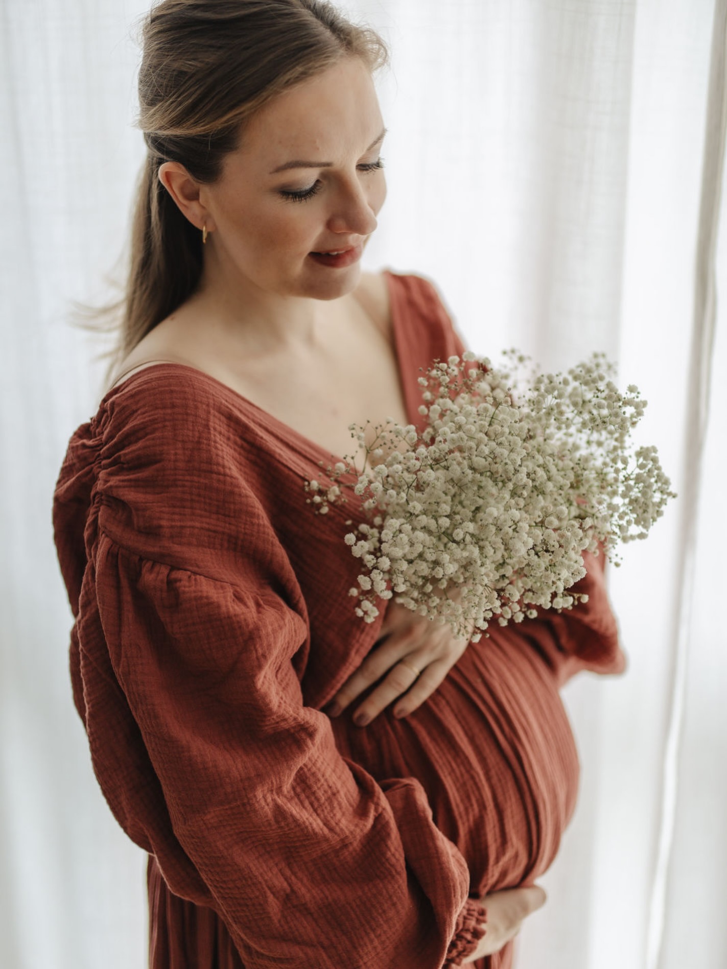 Es gibt diesen Moment in der Schwangerschaft, in dem alles kurz still wird.
Du legst deine Hand auf deinen Bauch – und spürst, dass da ein kleines Leben wächst.
Die Schwangerschaft ist eine der kürzesten und gleichzeitig intensivsten Zeiten im Leben. Monate voller Vorfreude, Veränderung, Staunen. Und genau deshalb ist ein Babybauch-Shooting so viel mehr als nur ein Foto. Es ist eine Erinnerung daran, wie sich Hoffnung angefühlt hat.
Viele Frauen sagen später: „Ich hätte diese Zeit gern mehr festgehalten.“
Denn der Bauch wächst nur für einen Moment – und dann beginnt schon das nächste Kapitel.
✨ Meine Tipps für dein Babybauch-Shooting:
• Der beste Zeitpunkt: zwischen der 28. und 34. Schwangerschaftswoche – der Bauch ist schön rund und du fühlst dich meist noch wohl.
• Trage etwas, worin du dich schön fühlst. Fließende Stoffe oder ein schlichtes Kleid wirken besonders harmonisch.
• Beziehe deinen Partner oder Geschwisterkinder mit ein. Gemeinsam entstehen oft die emotionalsten Bilder.
• Natürliches Licht ist dein bester Freund. Fensterlicht oder Abendlicht sorgt für eine besonders weiche Stimmung.
Und vielleicht das Wichtigste:
Du musst nicht perfekt sein.
Dein Körper erschafft gerade ein Wunder – und genau das darf man sehen.
#babybauchshooting #schwangerschaft #maternityphotography #momtobe #babybauch familienfotografie