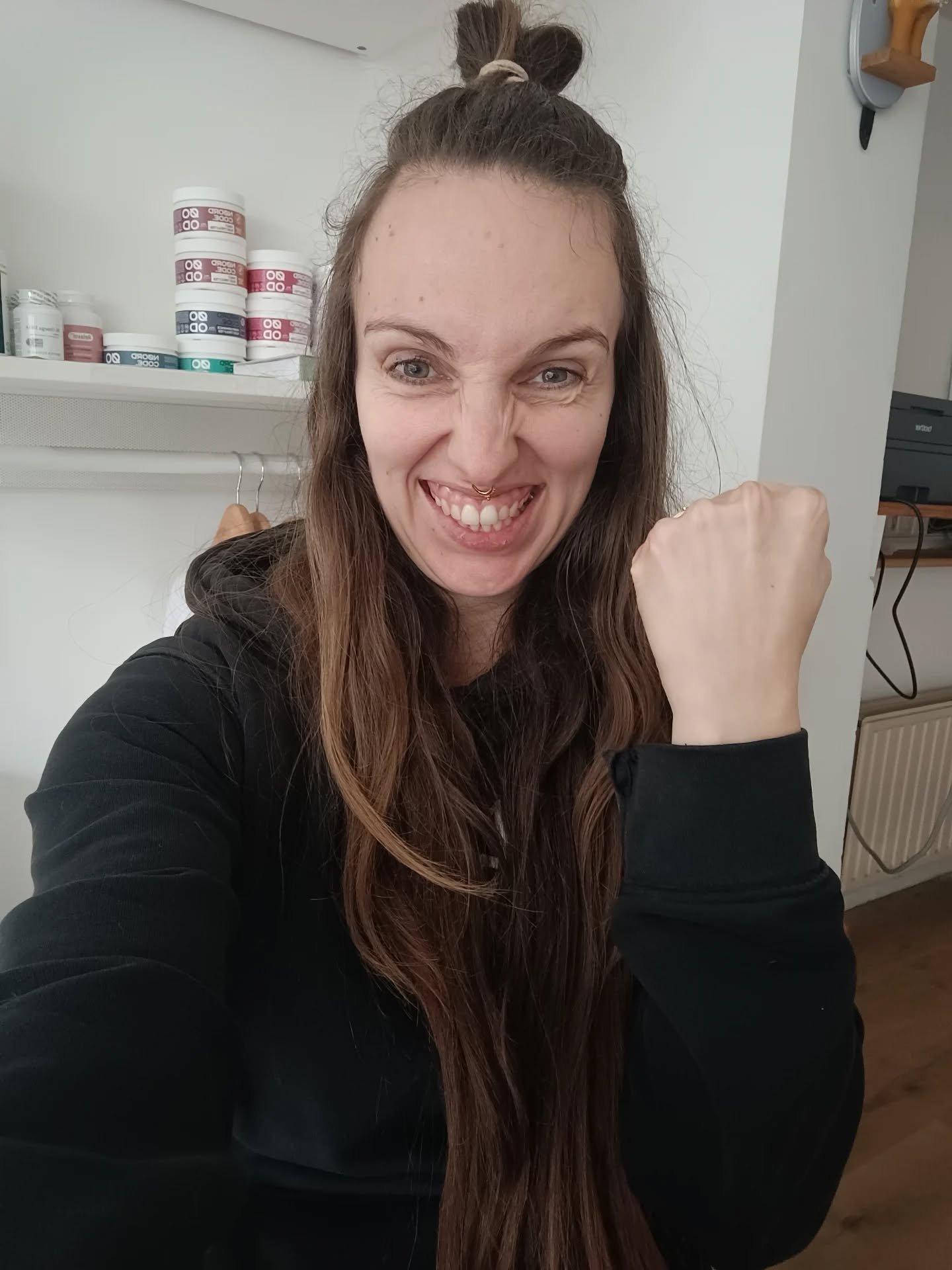 Ondernemen kan soms best stressvol zijn…
De dagen dat ik huilend mijn verhaal doe aan Jonathan thuis kan ik al niet meer op 2 handen tellen maar vandaag kwam er een vreudedansje.
Ik kreeg een mailtje : iemand heeft een workshop ergonomie bij me geboekt, gewoon omdat iemand anders mijn naam doorgaf!
Zo leuk om te horen dat mijn no nonsense aanpak van ergonomie waar ik wegblijf van saaie houdingen maar praktische kleine tips geef echt werkt voor velen!
Want ergonomie is niet bij elke stap nadenken maar aan de hand van kleine aanpassingen je rug leren ontlasten. Dingen die geen extra tijd vragen dus.
Op naar gent om podiumbouwers te gaan inspireren!