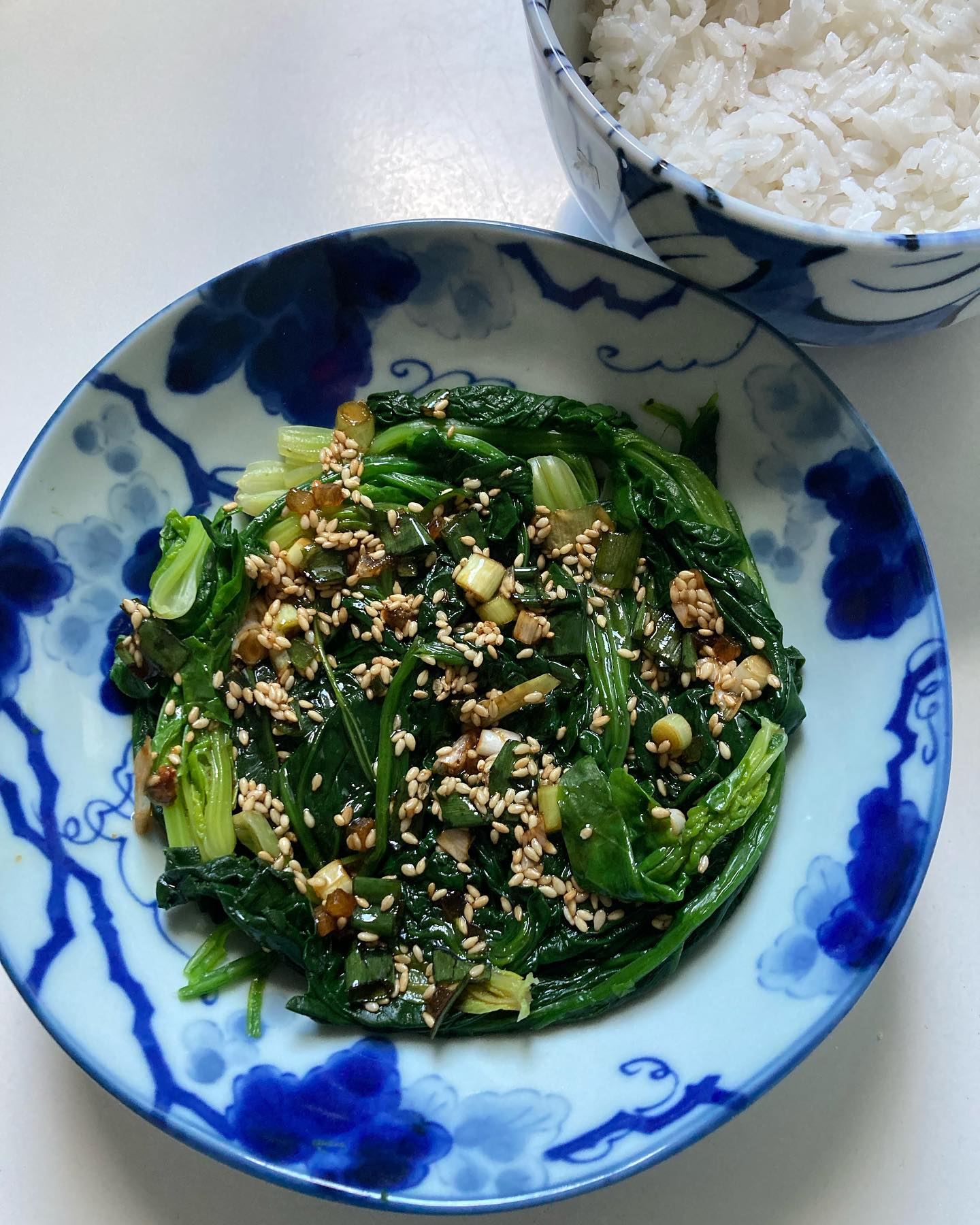 Épinards au sésame à la coréenne (Sigeumchi Namul)!
Les épinards au sésame est une recette traditionnelle du printemps en Diététique Chinoise. J’avais vraiment envie d’en tester la version coréenne, trouvée dans le super livre « Easy Corée » de @luna_kyung (aux @mangoeditions ).
Une merveille!
Pour les indications thérapeutiques de l’épinard, je vous conseille ma dernière parution, avec son dessin perso!
Pour 4 personnes (en accompagnement): 500g d’épinards frais (si possibles chinois, avec leurs tiges fines), 1 c.à café de sésame blond grillé, 1 ciboule chinoise hachée, 1 gousse d’ail écrasée, 1 c.à soupe de soja claire, 1 c.à soupe d’huile de sésame grillé.
Trier et laver les épinards (si besoin enlever les tiges les plus grosses). Les faire blanchir dans un grand volume d’eau avec un peu de gros sel. Les rincer brièvement à l’eau froide et les presser entre les mains pour évacuer l’eau.
Les couper en lanières de 7cm de longueur. Les mettre dans un saladier.
Mélanger tous les ingrédients de la sauce, verser celle-ci sur les épinards.
Servir avec un bol de riz!
Bonne dégustation!
NB: L’épinard est recommandé au printemps, car, en nourrissant le Sang du Foie, il calme les éventuelles montées de Yang du Foie! Il est aussi très intéressant pour traiter la constipation par Sécheresse et vide de Sang!
#épinards #epinards #epinardsfrais #spinash #spinacci #epinardsausesame #sésame #sesameoil #sigeumchinamul #cuisinecoréenne #coreancooking #banchan #cuisineasiatique #cuisinechinoise #dietetique #dietetiquechinoise #madreperlamtc