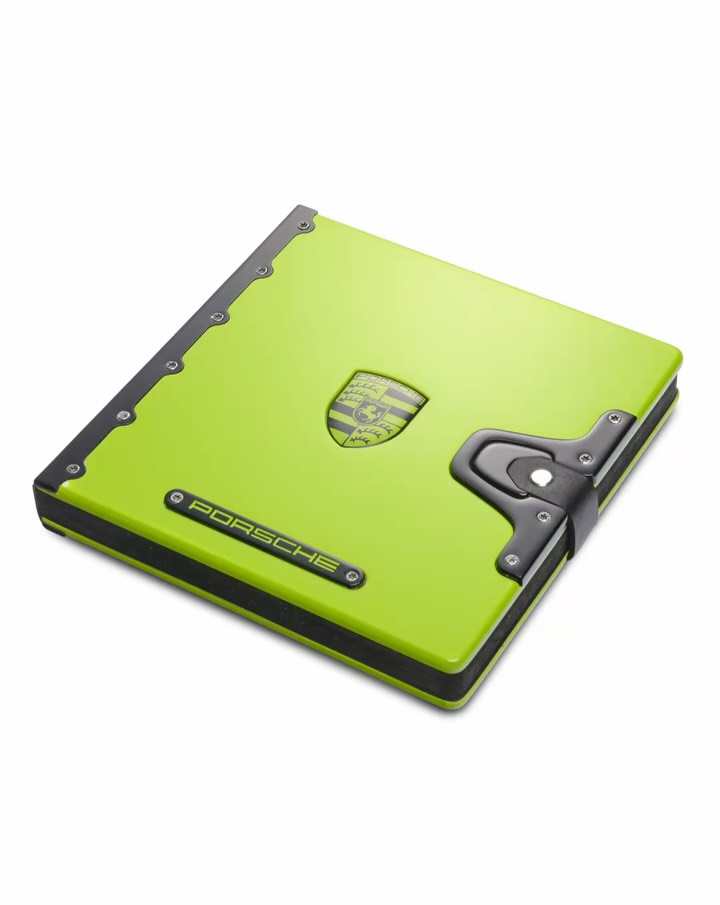 The Acid Green cover for the Porsche 918 photo album is finally finished.
For me, this is will become the ultimate combination of a visual and tactile experience.
Nearly 100 hours of designing, machining, and handcrafting went into bringing this concept to life. Every detail was created specifically for the Porsche 918.
Now I have to find the right printer in the USA to print and produce the inside of the album.
#fdltechnique #carfineart #thesignaturecollection