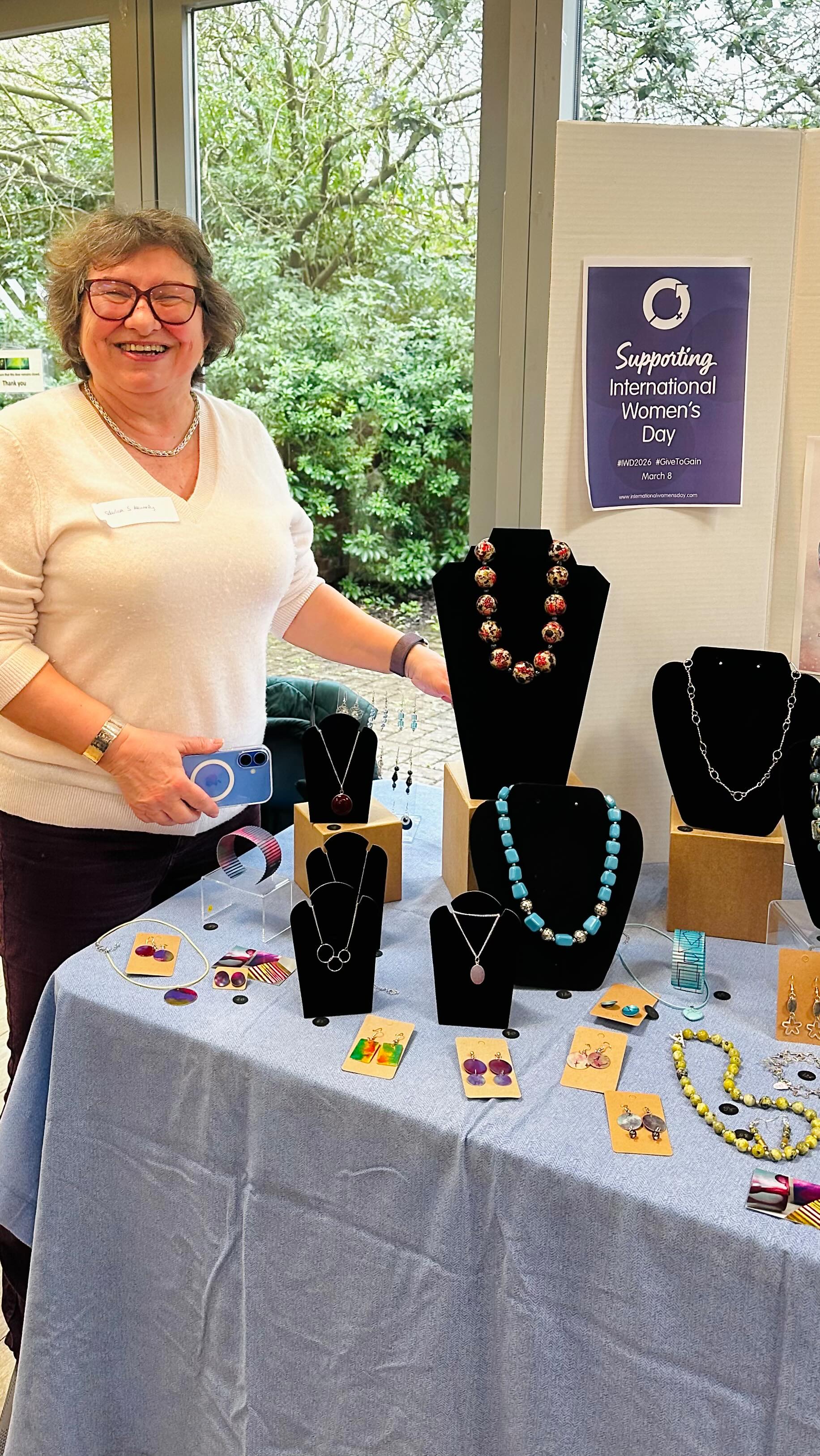 Brightening up a grey afternoon. Lots of familiar @artistsopenhouse artists (and a few new faces) taking part in the Southfields Art Festival. On until 5pm today in St.Barnabas Church, Southfields.
#artfestival #southfieldsartists #southfields #art