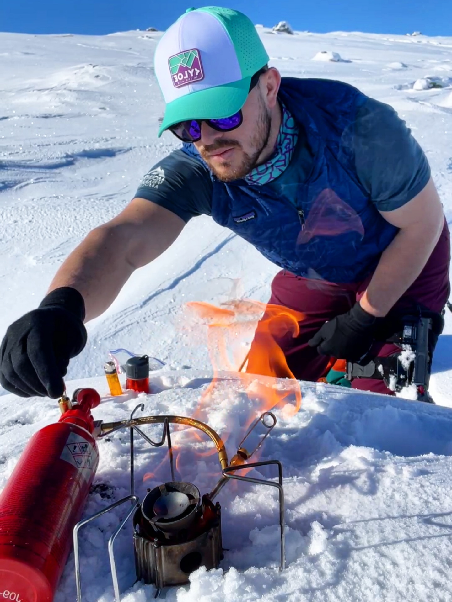 🏔️ ❄️ New journeys, new kit, new learning experiences. Took me a few gos to get the right pressure, the right amount of time to prime the fuel link on the MSR dragonfly. I do love my jet boils and MSR wind burner but figured given the extremes of weather utilising liquid fuel from Piteraq would give us reliability. When we got it going it was beauty of a thing and can surely see the usefulness over gas canisters for longer expeds in colder and wilder temps #mountainleader #mountains #adventure #norway