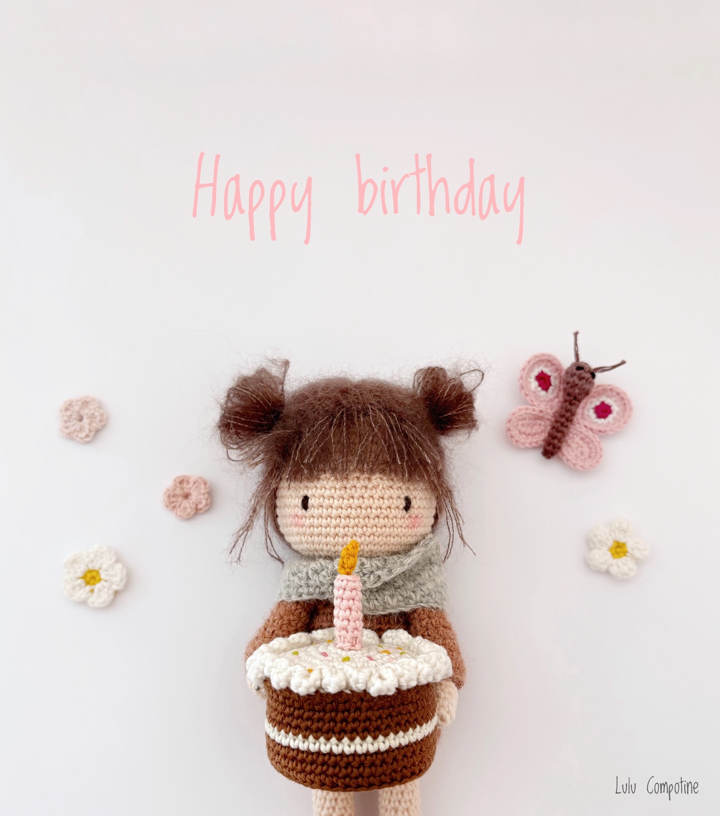 Cette année, c’est Mia, la petite dernière qui m’a apporté mon gâteau d’anniversaire 🎂
Sous un soleil radieux dès le matin ! Respirer la promesse du printemps dans ma campagne chérie est mon cadeau !
Et pour l’occasion, j’avais aussi envie de vous gâter un peu en vous proposant - 40 % sur tous les tutoriels de la boutique jusqu’à demain minuit ! De quoi compléter votre collection, qui, je sais, est déjà bien remplie pour certaines d’entre vous ou d’offrir un tutoriel à ceux que vous aimez ! Merci à vous pour tout l’amour que vous portez à mes petites poupées ❤️
L’offre est valable jusqu’à demain minuit !
Une jolie pensée aussi à toutes les femmes en cette journée du 8 mars ❤️
#journéeinternationaledesdroitsdesfemmes #anniversaire #womenrights #poupeecrochet #crochetdolls