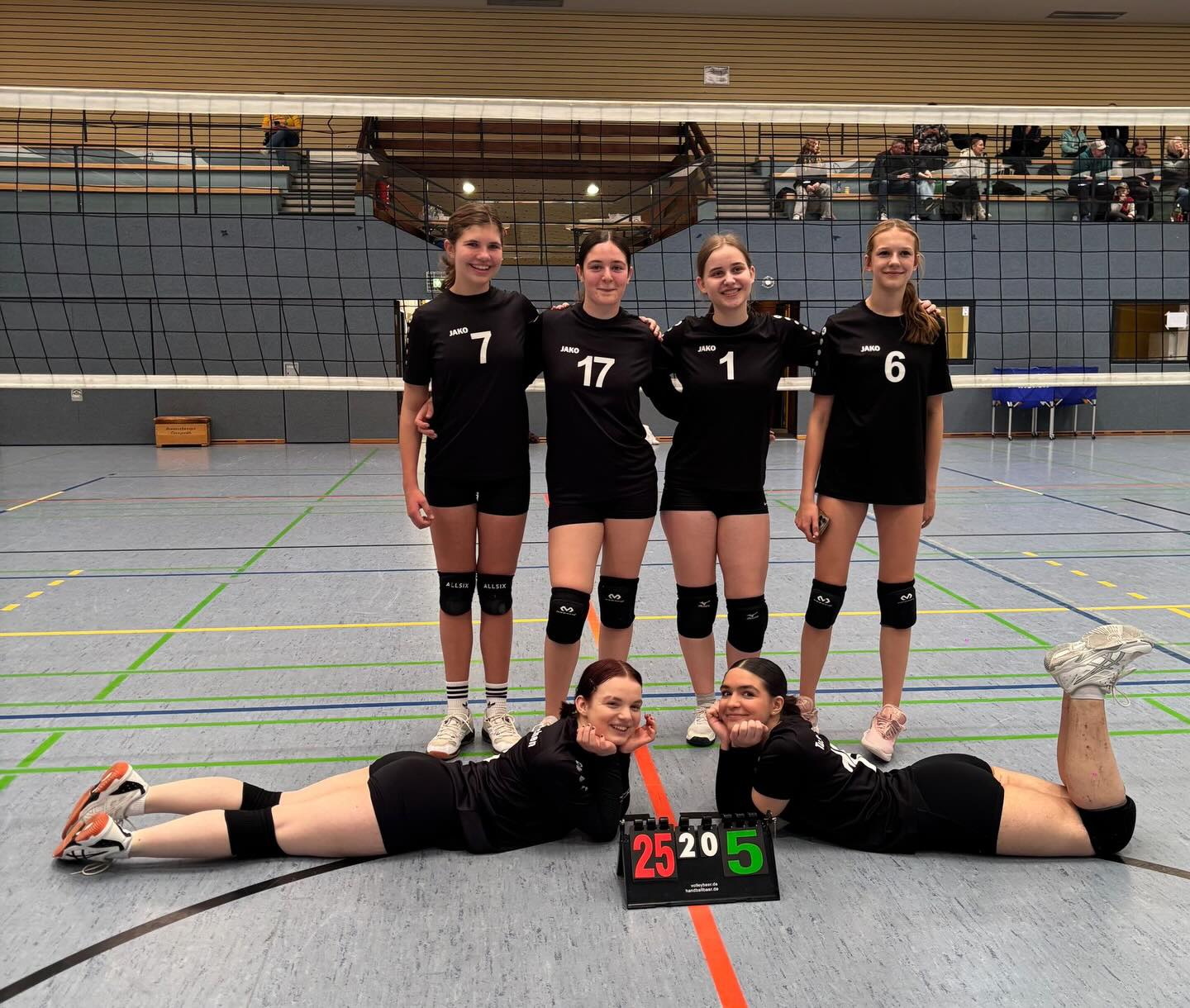 🩵3 Siege für die U16w🩵
Mit gerade einmal 6 Leuten (und Hilfe aus den 4.Damen) sind die Mädels heute nach Nienhagen gereist und konnten alle Spiele mit starken Aufschlägen und einer geschlossenen Teamleistung für sich entscheiden!
Das bedeutet: TABELLENFÜHRUNG 💞
Spiel 1 vs. SV Nienhagen (25:5; 25:5)
Spiel 2 vs. MTV Ilten (25:8; 25:10)
Spiel 3 vs. TuS Wettbergen (25:9; 25:9)
Was eine Leistung👏