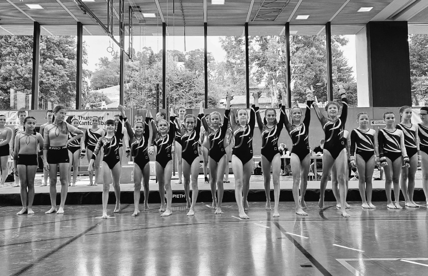 Am vergangenen Wochenende zeigten unsere Turnerinnen und Turner der Geräteriege an der Thurgauer Meisterschaft ihre besten Übungen. Die Konkurrenz war stark, trotzdem durften wir ein paar Auszeichnungen
feiern. 🤸🎖🎉
In drei Wochen, am 21. September 2024 ist der DTV Neukirch-Egnach Gastgeber der diesjährigen Gruppenmeisterschaft. Neben turnerischen Bestleistungen von Klein bis Gross bieten wir eine vielfältige Festwirtschaft mit Barbetrieb nach Wettkampfsende.
Wir freuen uns auf Euren Besuch!