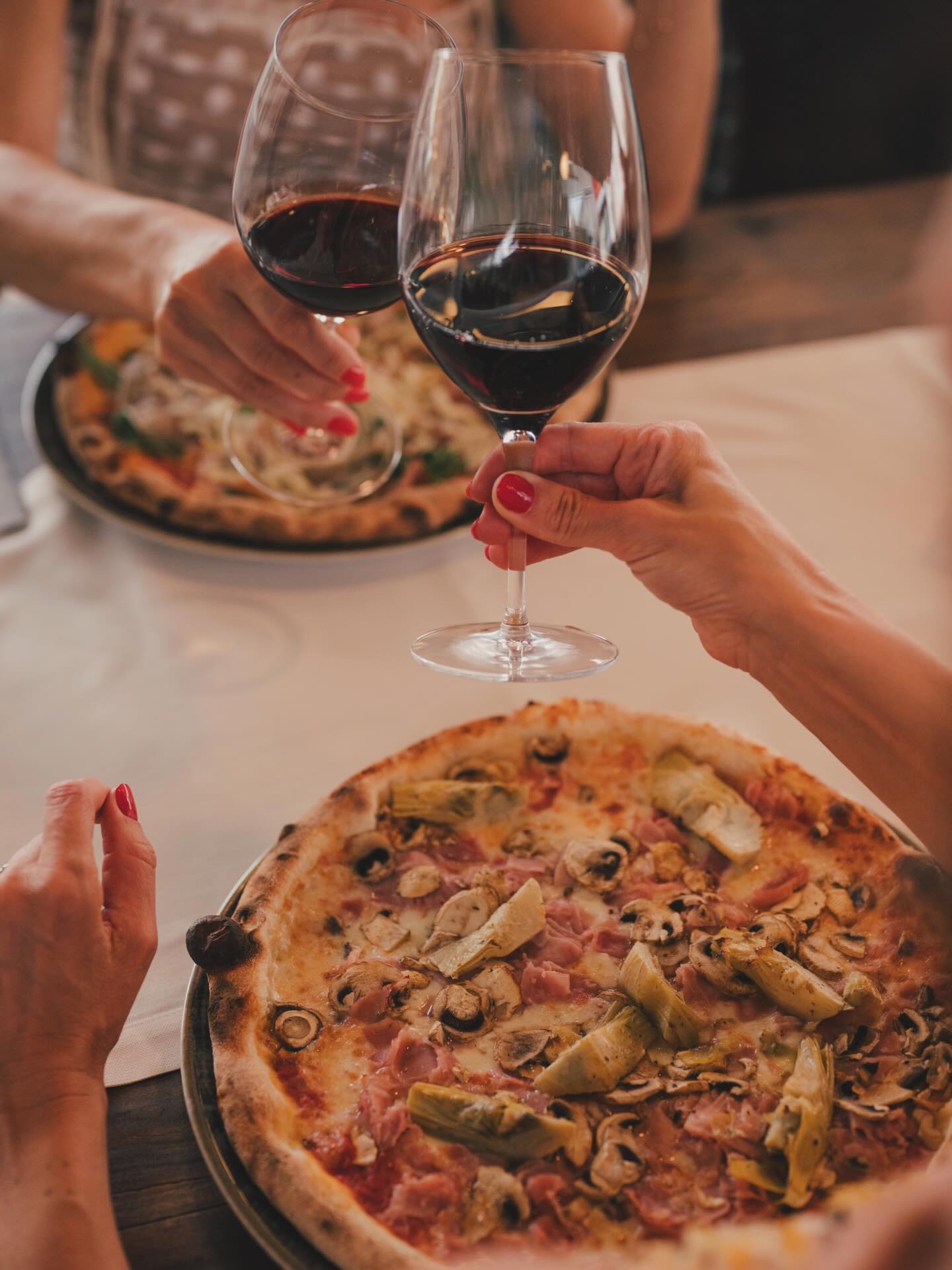 STÖẞCHEN auf das Leben, auf die S☀️nne & auf das Wochenende. 🍾
Falls ihr noch auf der Suche nach dem perfekten Sundowner seid, hätten wir da einen kleinen Geheimtipp für euch: 🤫 @wrannissimo.restaurant ✨