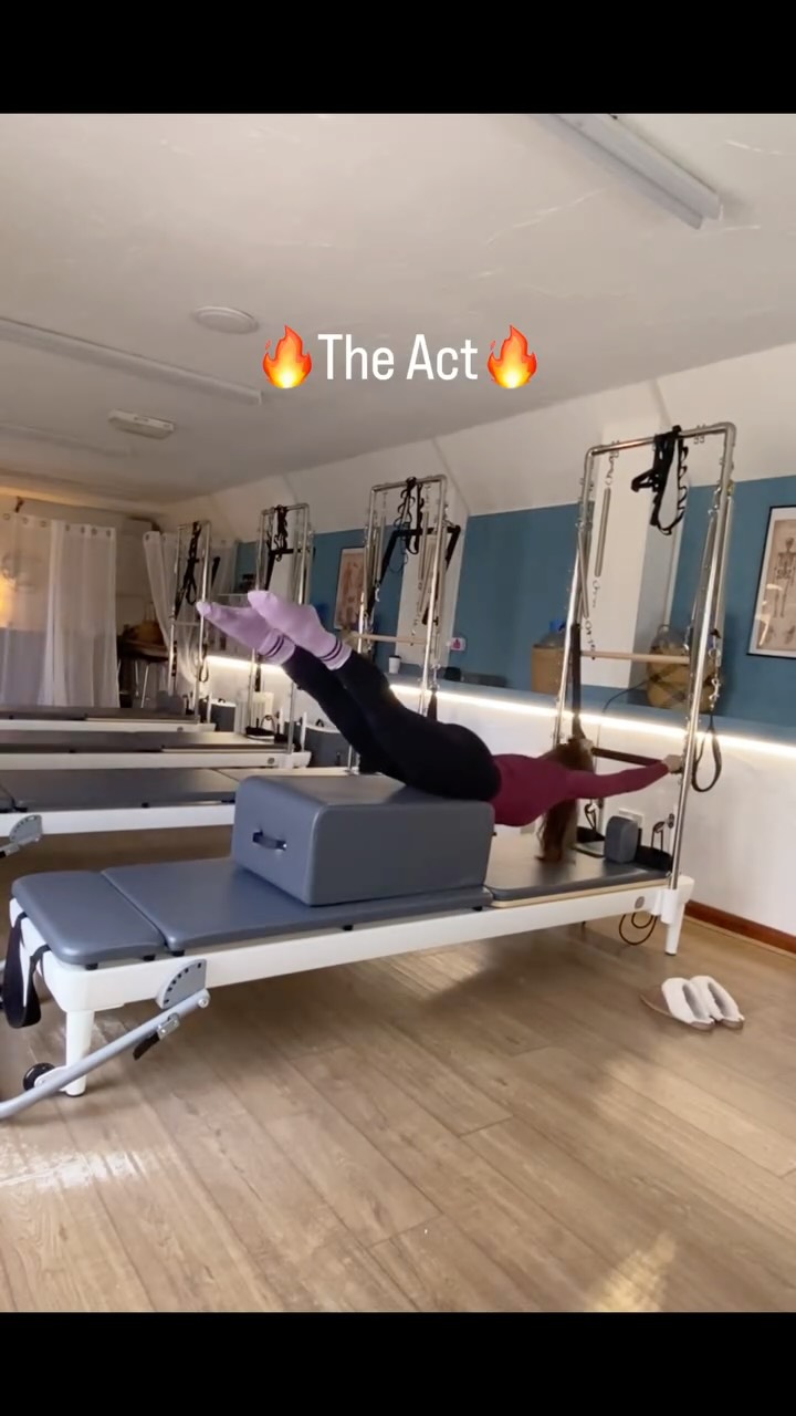 Nothing worse than having your 5 minutes of playtime interrupted 🫣
Yes- I did nearly fall off the box!
#pilates #reformer #hook