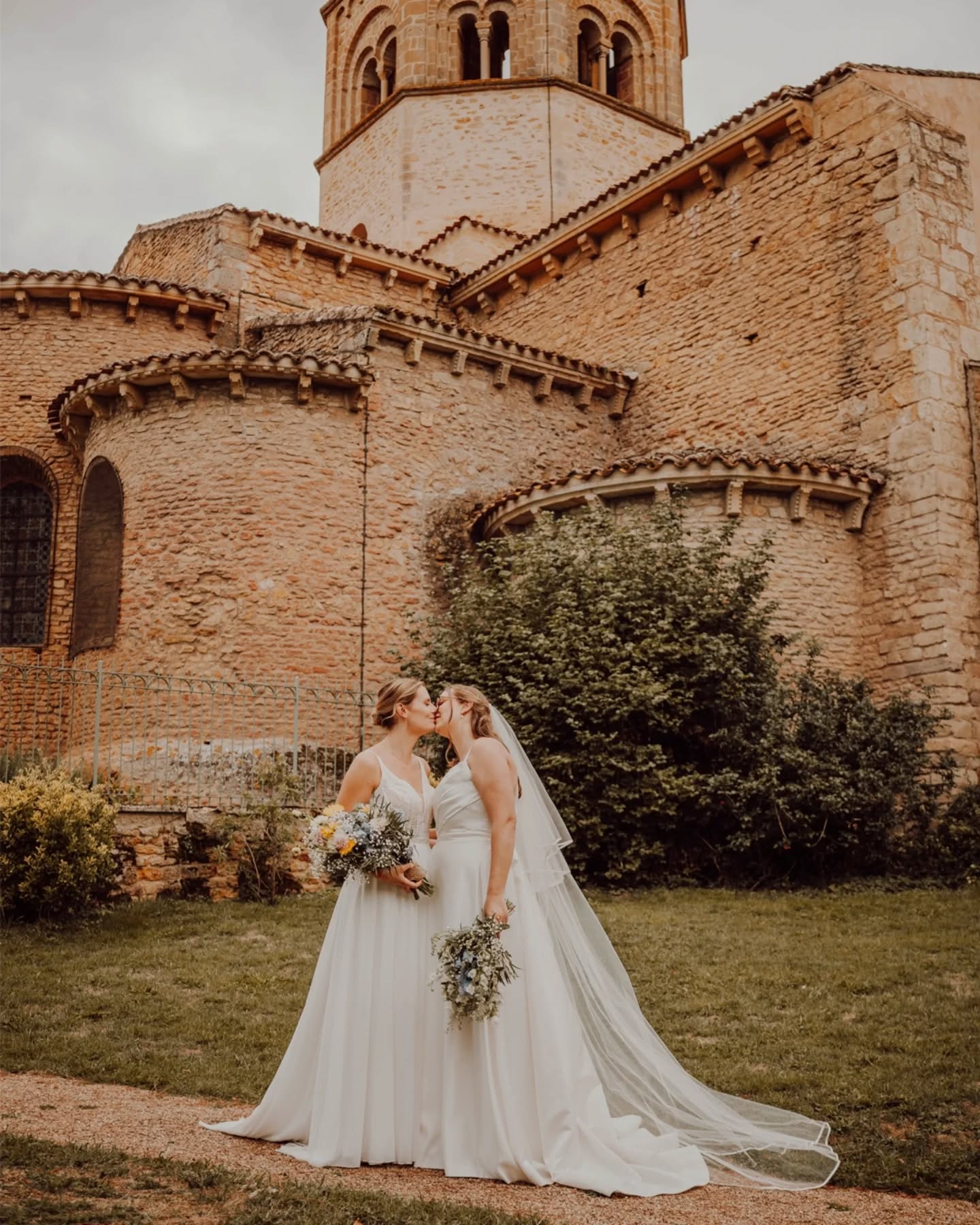 Un lieu sublime, et deux âmes qui se sont trouvées… ✨
Des regards remplis d’amour,
des gestes tendres,
et l’émotion qui se glisse dans chaque instant.
Une histoire sincère, capturée pour toujours.
Photographe @ct_souvenirs
Lieu @les_salles_du_prieure
Mise en beauté @alamercery.bridal
Traiteur @latelier12h06
Décoratrice @mili.design_
#roanne #photographeroanne #photographemariage #weddingphotographer #histoiredamour #moment