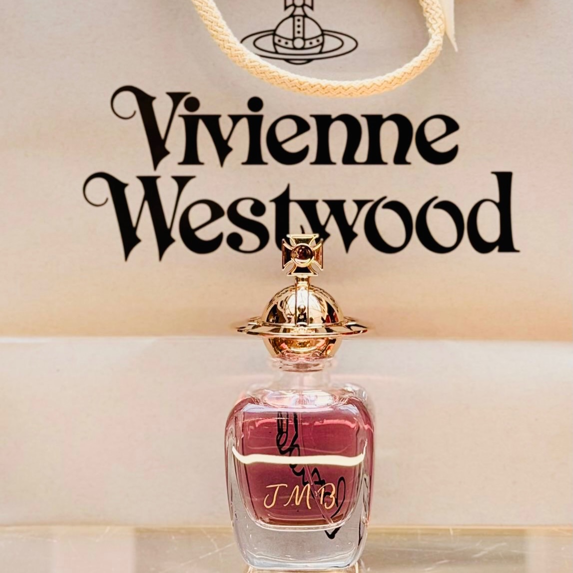 Making fragrance bottles personal ✨
Live engraving JUST BOUDOIR at @viviennewestwood yesterday & today.
Cardiff • Manchester • Leeds • Nottingham
#engraving #calligraphy #luxurygifts #instoreexperience