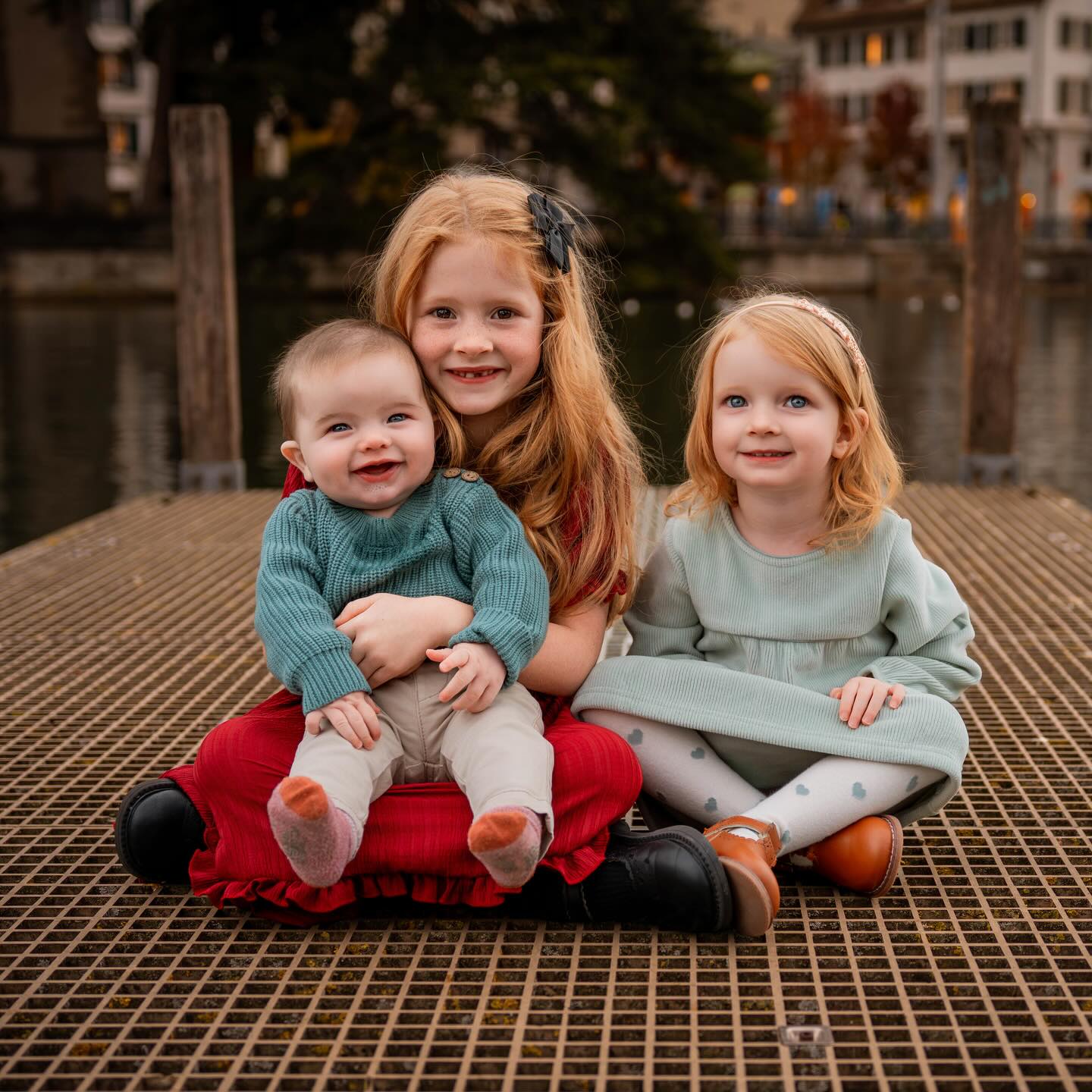 It’s been a while since my last outdoor photoshoots — but the season is slowly coming back. The trees are starting to bloom, the air is getting warmer, and I can’t wait to shoot outside again. 🌿
Until then, a little throwback to a beautiful late autumn session in Zürich’s Old Town. The location isn’t always the easiest — there are usually lots of people around — but somehow we always make it work.
And honestly… the old city vibe is always worth it. 🧡🧡🧡.
.
.
Es ist schon eine Weile her seit meinen letzten Outdoor-Shootings – aber die Saison kommt langsam wieder zurück. Die Bäume beginnen zu blühen, die Tage werden wärmer und ich freue mich schon sehr auf die nächsten Shootings draußen. 🌿
Bis dahin ein kleiner Rückblick auf ein spätherbstliches Shooting in der Zürcher Altstadt. Die Location ist nicht immer die einfachste – oft sind viele Menschen unterwegs – aber irgendwie finden wir immer unseren Moment.
Und der besondere Altstadt-Vibe ist es einfach jedes Mal wert. 🍂.
.
.
Newborn, Family & Maternity Photographer in Zürich area | Ksenia Photography
.
.
Neugeborenen-, Familien- & Schwangerschaftsfotografin im Raum Zürich | Ksenia Photography
.
.
.
#familyphotography
#familymoments
#familienfotografie
#zurichphotographer
#familyphotoshoot
