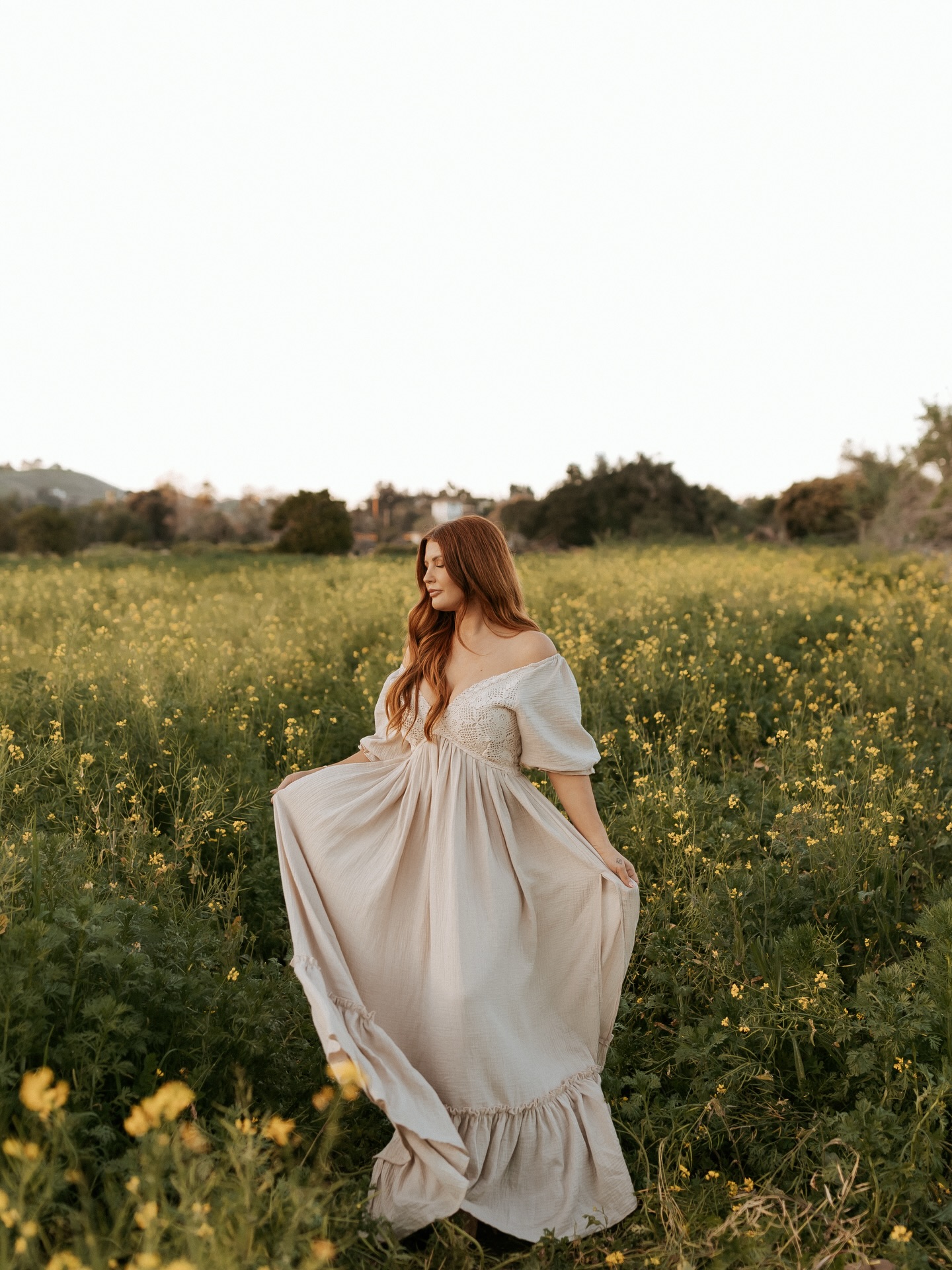 The most challenging styling moments at photoshoots – and my favorite solutions 📸
Honestly?
After having a baby, every body changes. And very often our first instinct is simply to cover the areas we feel a little sensitive about. And I completely understand that — I’ve been there too. 🤍
Do any of these thoughts sound familiar?
“I still have a little extra here and there…”
“My arms aren’t my favorite right now…”
“Let’s not even talk about my tummy…”
“I’d rather not show too much of my back…”
“And without a bra strap… well… things are just a little softer than they used to be.”
“Maybe the slit on the skirt shouldn’t be too high either.”
And yet… we still want to feel beautiful and confident.
We want to celebrate the body we live in today.
Because this body is something extraordinary — a place where life was created, and very often a source of daily physical and emotional nourishment for a whole family.
That deserves to be honored, not hidden. ✨
Over the years I’ve found a few true “ace” dresses that work beautifully in these situations:
✨ Dawn
✨ Floralis
These styles work so well because they gently shape the body, offer coverage where it feels good to have it, while still feeling light, soft, and feminine.
They’re also available not only in gauze, but in green and brown tiny floral versions, which photograph beautifully for many family sessions.
For more modest mamas, or for those who love a soft, feminine neckline, two other favorites are:
🌿 Fidelia
🌿 Orchid
And my favorite moment is always at the end of the session, when a mom looks at the photos and says:
“Wait… is that really me?”
Because in that moment she’s no longer focused on what she wanted to hide…
she’s simply seeing how beautiful she truly is. ❤️