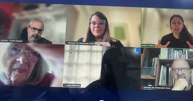 📌 (Re)Escribiendo el Museo: Diálogos sobre Descolonialidad, Patrimonio y Museos
¿Puede un museo construido bajo lógicas coloniales transformarse genuinamente? Esta fue la pregunta central del conversatorio organizado por @icom_venezuela e @icom_lac, que reunió a dos voces fundamentales en la discusión museológica contemporánea: Isabel Collazos (Bolivia/Reino Unido) y Luis Pérez Armiño (España).
La crítica descolonial irrumpió para recordarnos que los museos no son templos neutros del saber, sino dispositivos históricamente moldeados por la colonialidad del poder y del conocimiento. Como señaló Collazos, la independencia política no implicó el fin de estructuras mentales coloniales: los museos pueden seguir reproduciendo jerarquías culturales si no se interrogan a sí mismos.
Desde el Museo Nacional de Antropología (Madrid), Luis Pérez Armiño compartió el proceso de renovación museológica que incluye:
• Metodologías participativas con comunidades diaspóricas.
• Laboratorios de reparación narrativa (ej. renombrar la colección africana “Luis Sorela” como “Colección Mokka, rey bubi”).
• Un espacio web de descolonización museística impulsado por ICOM España.
Por su parte, Isabel Collazos abordó las particularidades latinoamericanas: el mito del mestizaje, la burocracia estatal en Bolivia y las museologías indígenas como el concepto “pusaca” en Indonesia, que desafían las nociones occidentales de conservación y patrimonio.
💬 Entre los debates surgieron preguntas clave:
¿Descolonizar es suficiente o necesitamos descolonializar el pensamiento museístico?
¿Cómo pasar de ser “propietarios de la verdad histórica” a facilitadores de memorias plurales?
¿Pueden las comunidades intervenir más allá de lo consultivo?
Tanto Collazos como Pérez coincidieron en que no hay recetas únicas. Cada museo debe examinar sus relaciones de poder internas y externas, abrirse a la crítica y asumir que el proceso es necesariamente conflictivo.
Un ejemplo inspirador: el Museo de la Memoria de Medellín que durante la pandemia priorizó la distribución de alimentos sobre sus exposiciones, redefiniendo su función social.
#Museos #Descolonización #Patrimonio #museologíacrítica