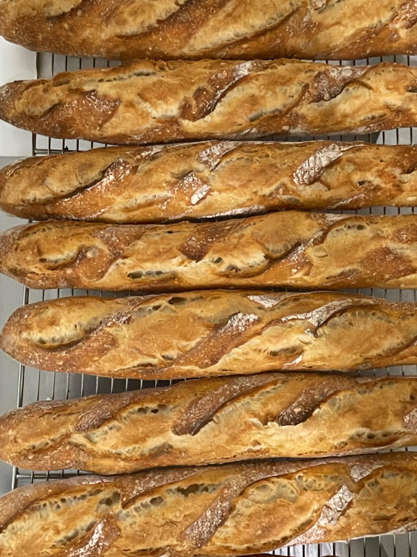 Papoe bakt de lekkerste desem stokbroden! Lekker krokant. Iedere woensdag vers gebakken ๐คฉ. Papoe bakt op bestelling, via de website. Bestellen kan tot maandagavond ๐๐ผ #microbakkerij #depanne #westhoek #desem #zuurdesembrood