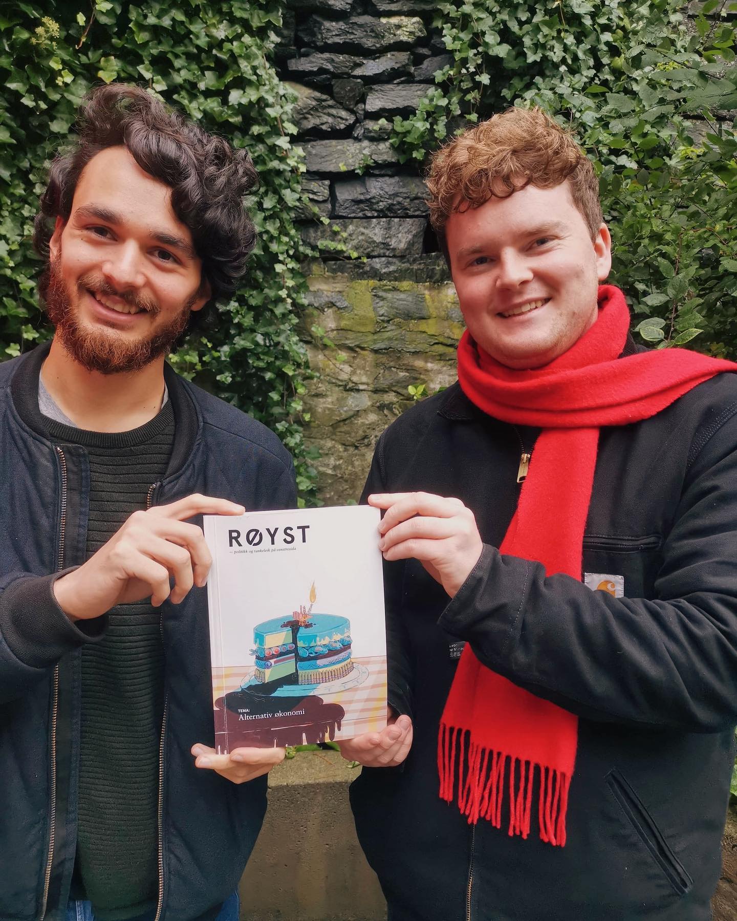 Då er nummer 14 om alternativ økonomi fiks ferdig og klart til å bli sendt ut neste veke! Redaktørane @vnknudsen og @stenravishaw er veldig nøgde med resultatet.
•
Hugs å skrive deg opp som abonnent og motta bladet rett i postkassa.
•
#roystnr14 #tidsskrift #alternativøkonomi #vestlandet