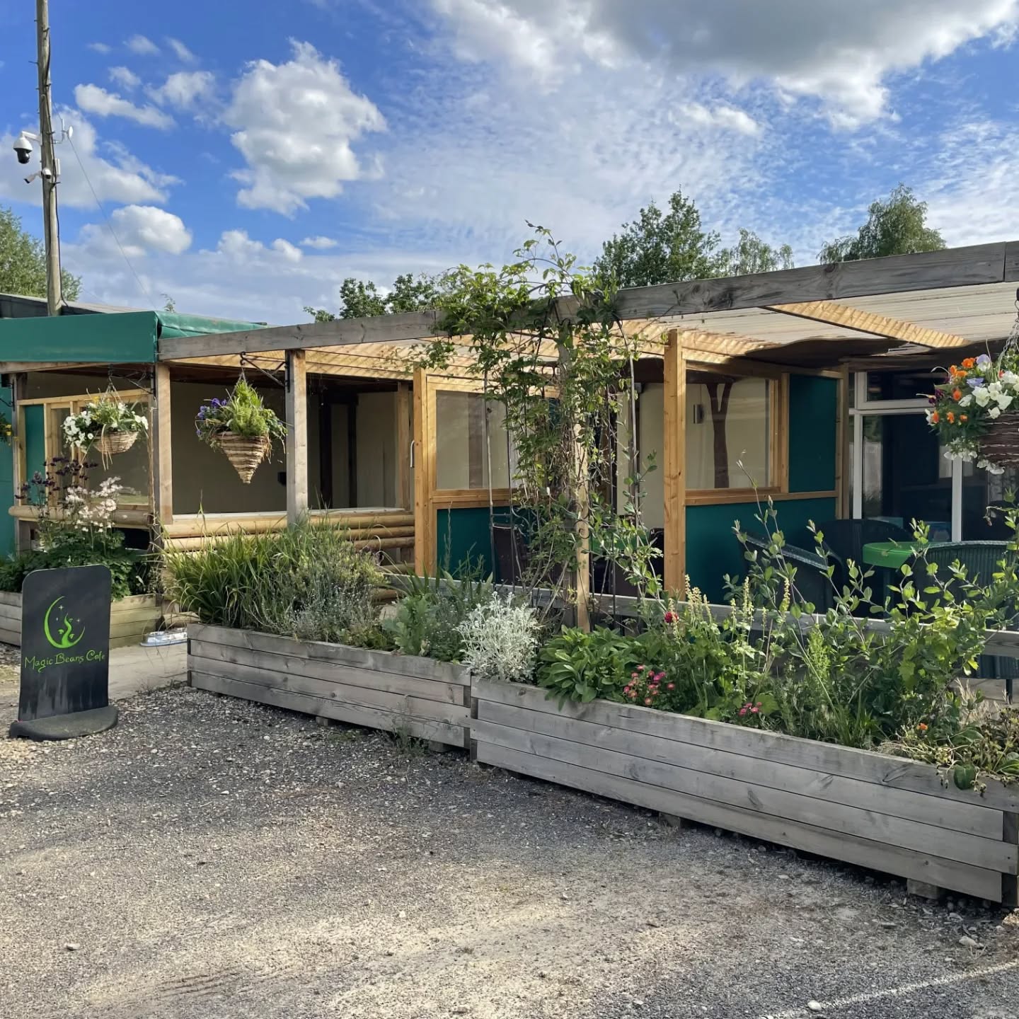 Forget Chelsea Flower Show, it's all about the Magic Beans Blooms this weekend 😍🌺
+
We've got so much flora and fauna popping up on site, we might start a lakeside safari 🤔
+
We're open 9-4 this weekend, come and see what beautiful blooms, birds and bugs you can spot 😍
+
+
+
+
+
+
+
#magicbeanscafe #fairford #cotswoldwaterpark #dogfriendlycafe #dogfriendlycotswolds #cirencester #swindonbusiness #indiecafe