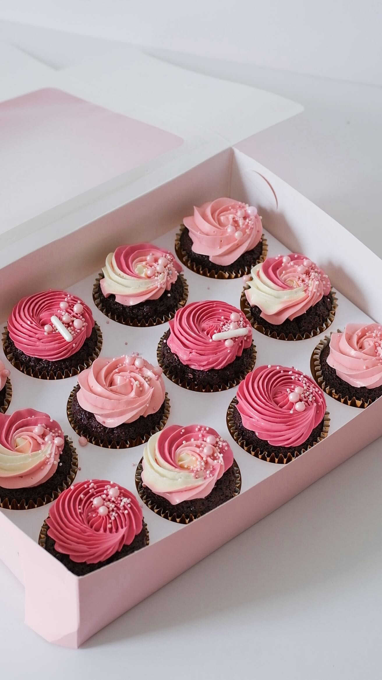 Pretty in pink
Decadent chocolate cupcakes decorated and sprinkled with pink 🧁🩷
And yes that is purple and pink @colour.mill on my arm 😂
#customcakes #pinkcupcake #pink
