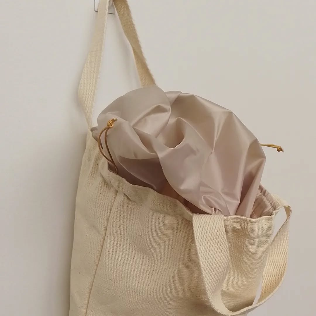 Este diseño de bolsa elaborada en material lona madreselva se utiliza como: lonchera, cosmetiquera y de mano. Soliciten sus pedidos al WhatsApp 3195219413
#cosmeticosveganos
#loncheraescolar
#bolsasentela🌎♻️
#cosméticosraquel