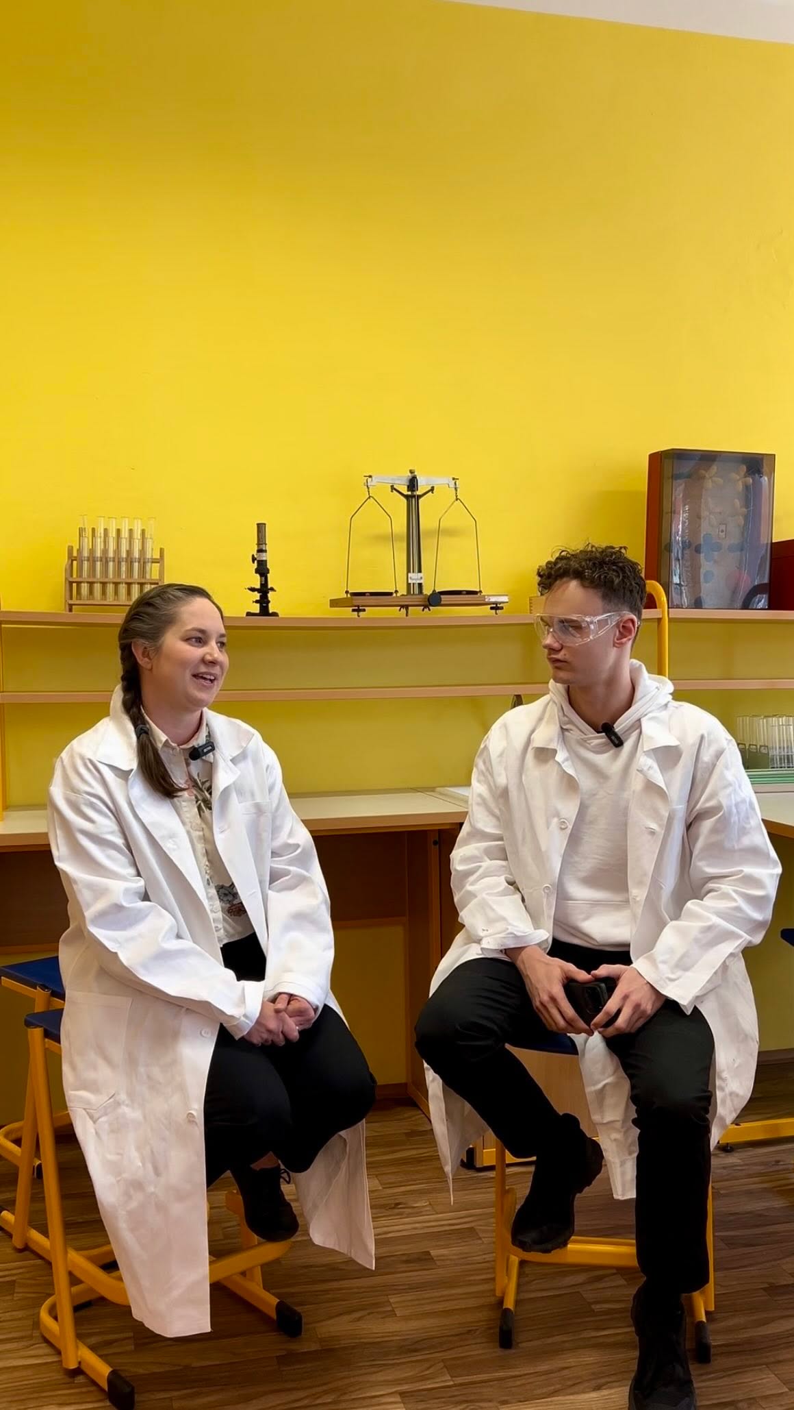 Hodiny chemie jsou u nás na Kanadě díky této sympatické ženě jako z pohádky. Dovolte Danovi z EL3 představit vám naši milou paní učitelku chemie a fyziky, paní Marii Gociekovou!👩🏻🔬