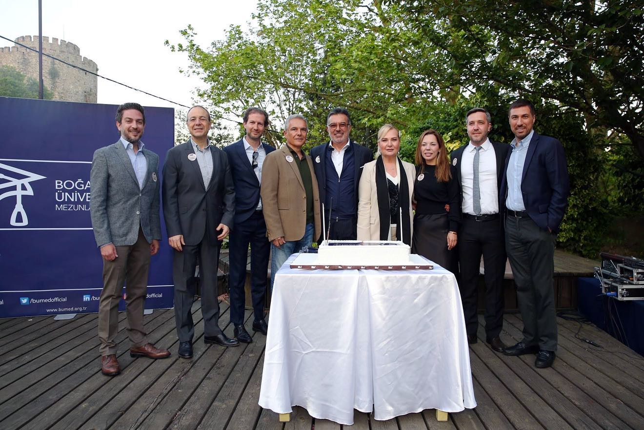 Geçtiğimiz hafta sonu yoğun bir katılımla gerçekleşen Boğaziçi Üniversitesi Mezunlar Derneği (BÜMED) Seçimli Olağan Genel Kurul Toplantısı’nda, 16. Dönem Yönetim Kurulu olarak görevi yeni seçilen 17. Dönem’e devretmenin heyecanını yaşadık.
2019 yılının Mayıs ayında, Başkanım Önder Şahin’in ekibinde BÜMED yönetimine seçilerek görev alma şansını elde ettiğimde, mezunu ve eski çalışanı olarak 8 yılımı geçirdiğim okuluma bir şeyler katabilecek olmanın sevincini ve Boğaziçili olmanın gururunu bir kez daha yaşadım.
“SoyadımBoğaziçi” sloganı ile tüm Boğaziçi mezunlarını bir araya getirmeyi, dayanışmayı artırmayı, okul ve öğrenciler ile olan bağlarını güçlendirmelerine aracı olmayı ve derneğimizin finansal kaynaklarını iyileştirerek bu kaynakları Boğaziçi öğrencileri için kullanmayı hedefledik.
Önce pandeminin etkisi, sonra da Boğaziçi Üniversitesi’nin rektör seçim sürecini takiben öngöremediğimiz pek çok zorlukla karşılaştık. Mutuluyuz ki her şeye rağmen yeni yönetime dayanışma, gelişim, destek, iş birliği, finansal kaynak, iş ağı, etkileşim, yeni nesil mentorluk, dijital anlayış ve Boğaziçi değerlerini savunan bir BÜMED devrediyoruz.
Bu süreçteki örnek liderliği için @ondersas Başkan’a ve üç yıl boyunca birlikte çalışma fırsatı bulduğum yönetim kurulundaki tüm değerli arkadaşlarıma kendilerinden öğrendiğim her şey için teşekkür ediyorum. Genel Sekreterimiz @islamcoban ile nezdinde derneğimizin profesyonel kadrosunda daha iyi bir BÜMED için emek veren tüm arkadaşlarıma ve dönemimizin başkan yardımcısı, 17. Dönem Yönetim Kurulu Başkanı ve BÜMED’in ilk kadın başkanı @hulyacesur ve ekibine gönülden başarılar diliyorum.
#soyadımboğaziçi
#boğaziçinesahipçık
#bümed
#boun #boğaziçiüniversitesi
#boğaziçüniversitesimezunları #bogaziciuniversity #bumed #boğaziçiüniversitesimezunlarderneği