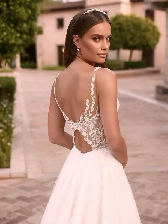 Meet ‘Lerodea’ A gown made of high-quality lace and soft tulle.
V- Neckline with an open back, beautiful!
@biancoevento - Style ‘Lerodea’
#openback #weddingdress #lacedress #hampshirebride #berkshirebride