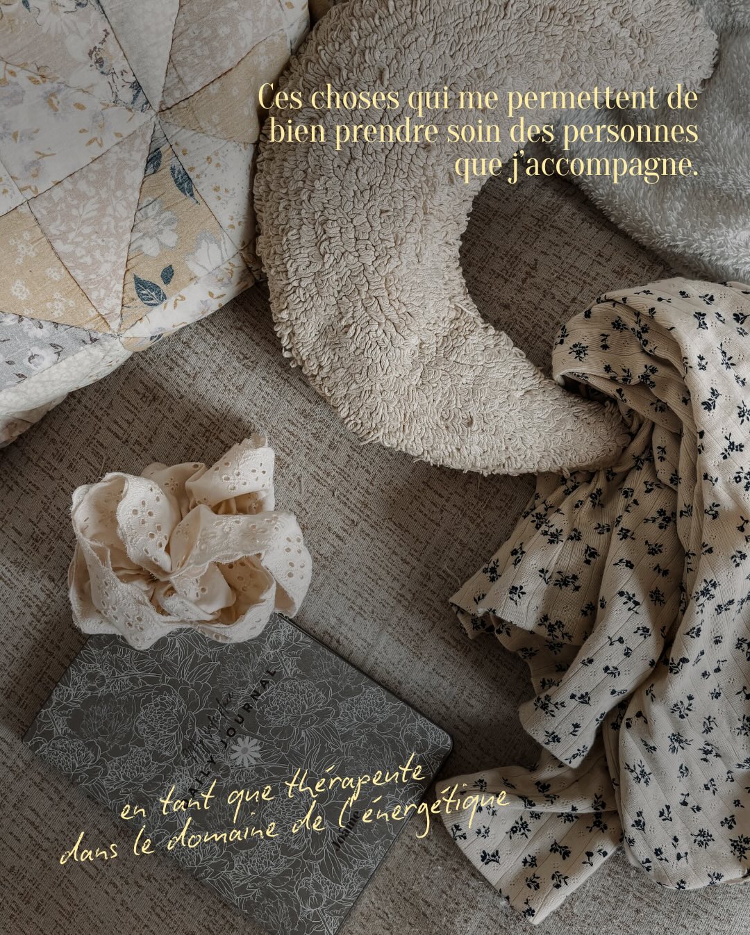 On me demande souvent comment je fais pour accompagner autant de personnes 🫣
La réponse est simple :
je fais sur moi ce que je propose aux autres ❤️🩹
Parce que je mets un point d’honneur à nourrir l’intégrité de mon métier qui me permet même avec le nombre de récits que vous me déposez en session, d’avoir le même recul, la même écoute & de vous proposer le meilleur accompagnement possible pour chacun.e d’entre vous 🫂✨🤍
Mon rôle, c’est d’ouvrir un espace de transformation. De vous montrer une une autre voie possible & de vous guider dans celle-ci, comme je le dis souvent : cap vers votre potentiel inné ! 🚀
Mais pour pouvoir vous y guider en toute sécurité, il me faut un regard non conditionné, un oeil vigilant qui me permette de garder ma place, de vous soutenir dans la quête de la votre et de pas projeter sur vous des attentes (malgré la conscience que j’ai de votre potentiel !).
Car c’est avant tout cela la beauté de mon métier : Vous proposer une voie de transformation, vous y guider si vous êtes prêt.e & respecter votre décision si vous ne l’êtes pas encore ❤️🩹
Et c’est pour cette raison que le travail sur moi est primordial, pour ne pas embarquer avec moi vos récits traumatiques, pour ne pas conditionner mon oeil et continuer de vous apporter du sur-mesure & pour toujours continuer à faire de mon mieux 🤍🌷