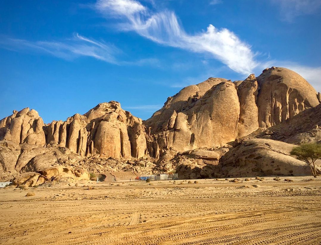 For a successful day filming in this remote part of Saudi it helps to be part filmmaker and part mountain goat.
Pics courtesy of @jaddaoy_11
#filmmaking #setlife #behehindthescenes #director #dop #documentary #saudi #saudiarabia