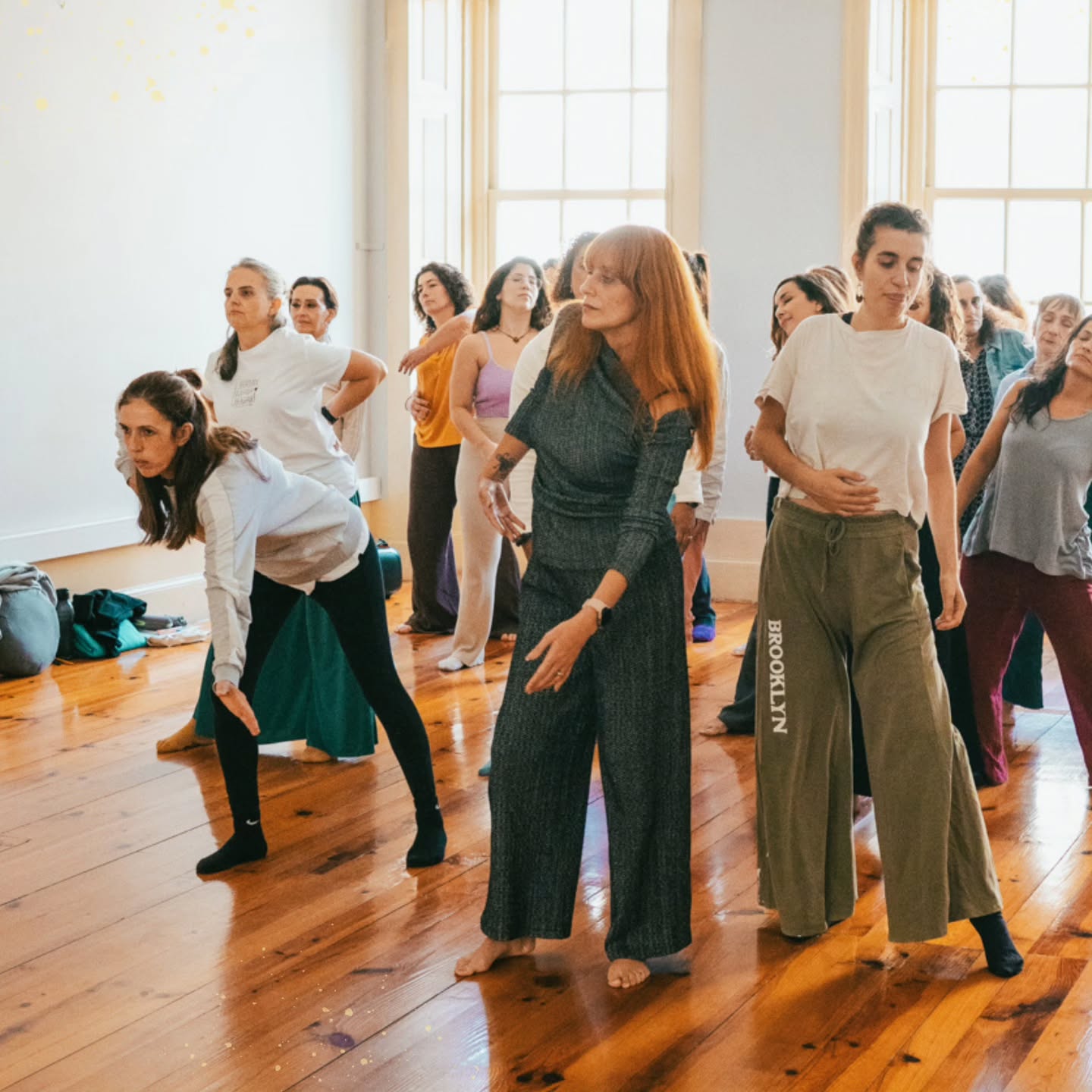 O Corpo é o Lugar onde Tudo Acontece.
Sejam gentis com ele, sempre!
Vivemos numa cultura que muitas vezes valoriza ir mais longe, ultrapassar limites, forçar, superar.
Mas o corpo nem sempre fala essa linguagem.
O corpo guarda histórias.
Guarda alegrias, encontros, memórias…
e também experiências difíceis.
No meu trabalho com o corpo e o movimento há algo que considero essencial: um respeito profundo pelo ritmo do corpo.
Nem tudo o que expande é integrador.
E nem tudo o que parece libertador é necessariamente seguro para o sistema nervoso.
Levar o corpo demasiado depressa para lugares estranhos, sensações muito intensas, exposição emocional sem suporte, experiências para as quais ainda não há recursos internos pode, por vezes, reabrir feridas em vez de as cuidar.
O corpo precisa de tempo.
Precisa de escolha.
Precisa de sentir que pode parar.
A verdadeira transformação raramente acontece quando forçamos o corpo. Ela acontece quando o corpo se sente suficientemente seguro para se abrir.
Fico curiosa:
quantas vezes sentimos que o corpo quer ir mais devagar… mas a mente insiste em ir mais longe? E onde é que isso leva?
Com Amor, 🩷
Lisa Bompastor
Fotos bonitas da formação de Movimento Consciente & Dança Expessiva, pelo fantástico @antoniobarbot
Agenda:
Especialização em Movimento Terapêutico
Facilitador de Movimento Consciente & Dança Expressiva
- inscrições abertas -