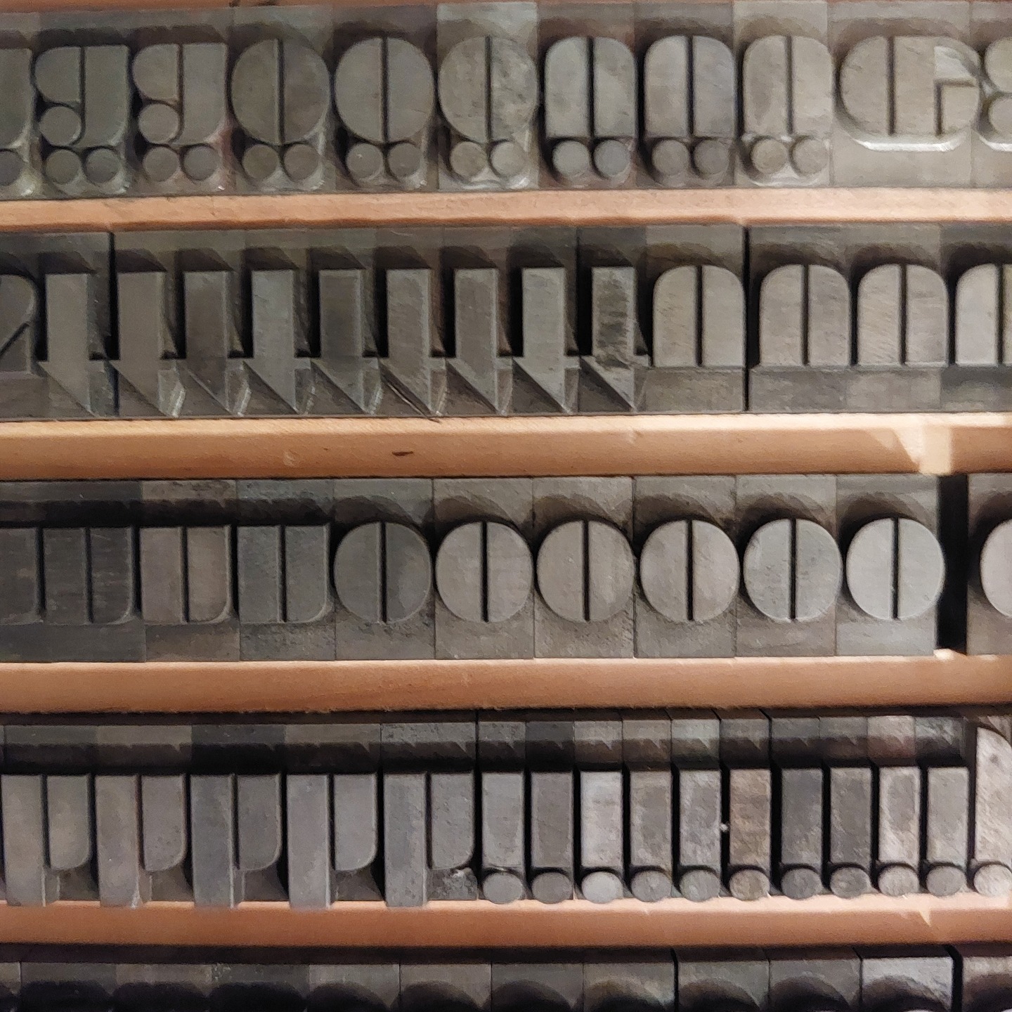 Wir freuen uns sehr,
euch unseren
Workshop
BUCHDRUCK
LETTERN & KLISCHEES
POSTKARTEN PRINT
anbieten zu dürfen! 🤩
Termin:
Sonntag, 12. April 2026
(geplant ist jeden Sonntag)
Dauer:
8 Stunden
9.00 bis 17.00 oder
10.00 bis 18.00
Es sind Einzel- und/oder
Gruppenworkshops möglich!
WORKSHOP INHALT:
Wir drucken mit unseren
wunderschönen historischen
KLISCHEES und SCHRIFTEN
selbst eine kleine Auflage (ca. 10 Stück)
eigener POSTKARTEN im
HOCHDRUCK bzw. BUCHDRUCK.
Ihr könnt aus dem Vollen schöpfen und
eurer Kreativität freien Lauf lassen!
Wir arbeiten dabei auf den historischen und einfach zu bedienenden DRUCKNUDELN
oder auch auf unseren Andruckpressen
KORREX Stuttgart und/oder
KORREX Hannover!
Spaß ist garantiert! 🤩
Jedes einzelne Druckwerk
wird ein Unikat,
erhält seinen eigenen Ausdruck und Charme
und hinterlässt
beim Empfänger/bei der Empfängerin seinen einzigartigen und bleibenden Eindruck! 🤩
Informationen:
https://www.druck-kunst-werkstatt.at
Wir freuen uns sehr auf dich und
die gemeinsame kreative Zeit! 😍
Freue du dich auf das
einzigartige Flair in unserer
DRUCK KUNST WERKSTATT! 😍
Siehe auch:
https://www.kulturvernetzung.at/de/druck-kunst-werkstatt
@kulturvernetzung_noe
#druckkunstwerkstatt #druckkunst #hochdruck #buchdruck #letterpress #print #printpress #analoglove #workshop #niederösterreich #baderlach #wienerneustadt #wienumgebung #drucken #eisenstadt #immaterielleskulturerbe