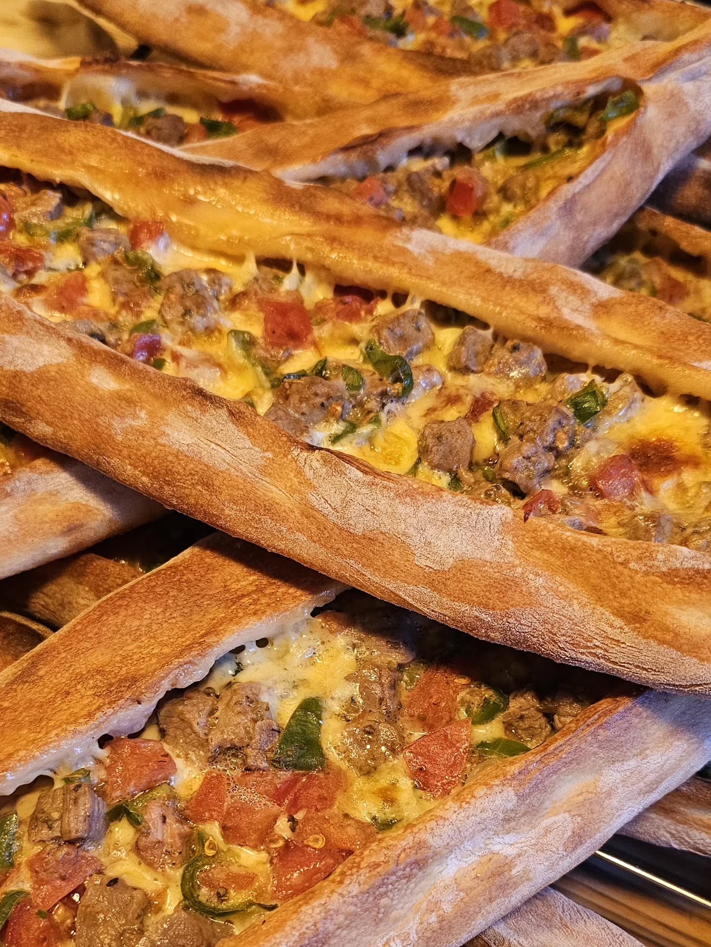 Viridian Karışık Pideler hazır. Bekliyoruz! ❤️🔥
#KaradenizPidesi #beylikdüzü #pide #mekanönerisi