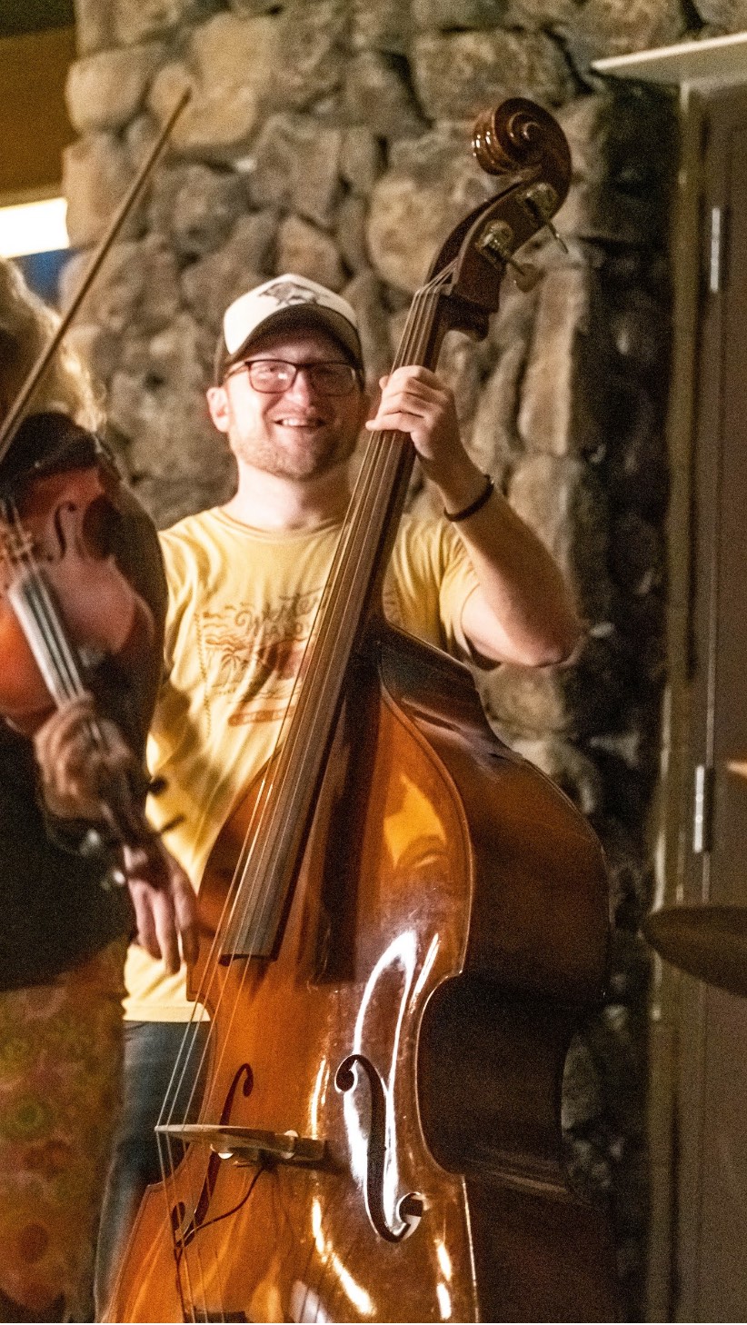 “Hawaii Feels Like Home” performed with some of my favorite folks, Hook & Line, at the bluegrass campout in Oahu. Hope to get back there to jam with all of you soon. A studio recording of this tune was released this past July on Pacific Records. Go stream it!!
#singersongwriter #altfolk #bluegrass #americana #oahu