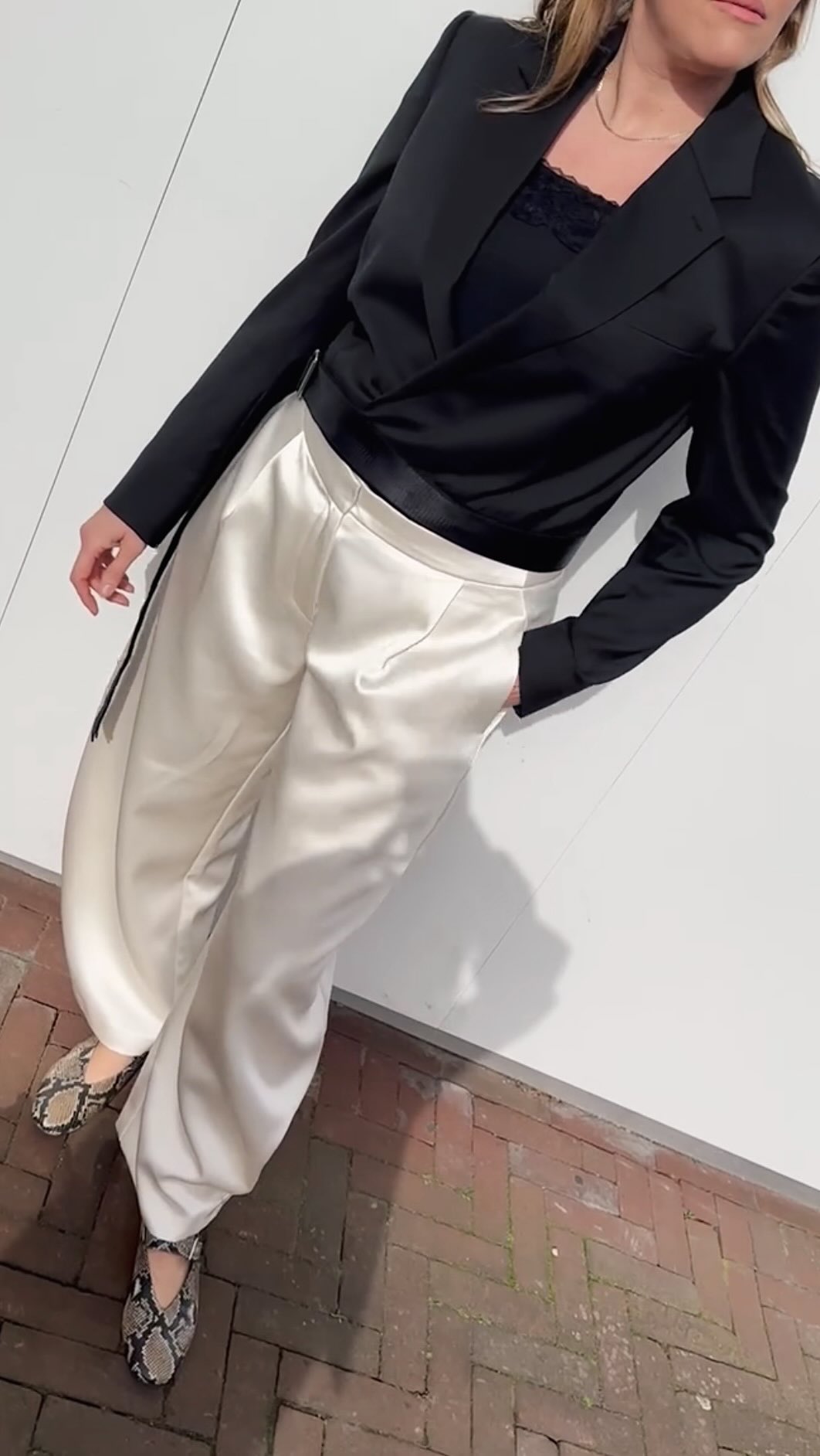 Chic happens! 🤍🖤
Blazer Helmut Lang maat 40
#ootd #outfit #secondhand