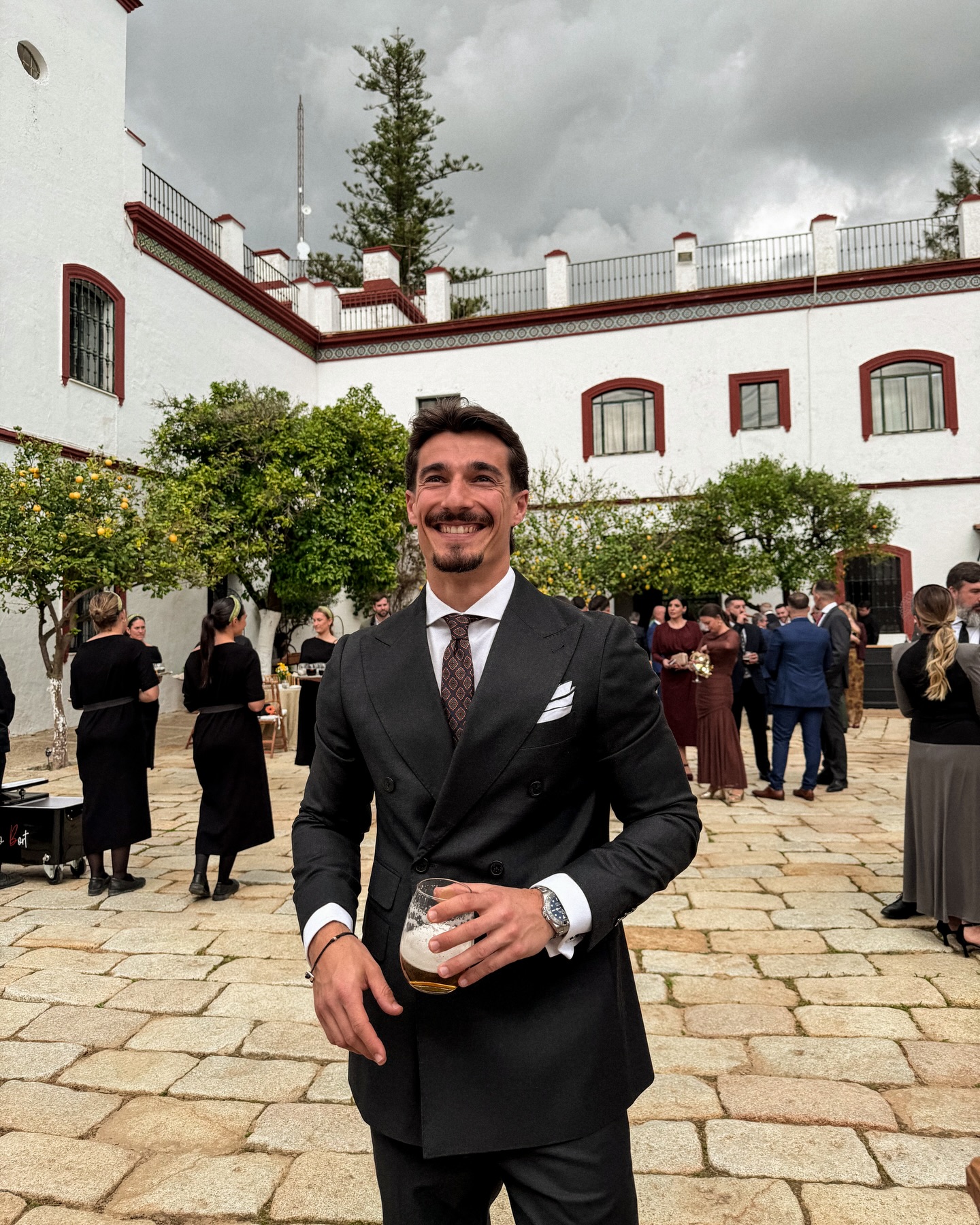 Las bodas de tus mejores amigos siempre son inolvidables.
Para esta ocasión tan especial quería estrenar un traje que no olvidase. Mi primer traje cruzado. El modelo es el Twill de @alvaromoreno.es (Ref. 769126014_GRI). Está genial calidad-precio. Es Publicidad, pero me lo habría comprado igual. Si tenéis que pillar algo para Semana Santa o un evento como este, no os lo penséis.
La corbata y el pañuelo también son de allí 👌🏽
Gracias por este día amigos @blaspgarcia @aandrearoldan 🖤