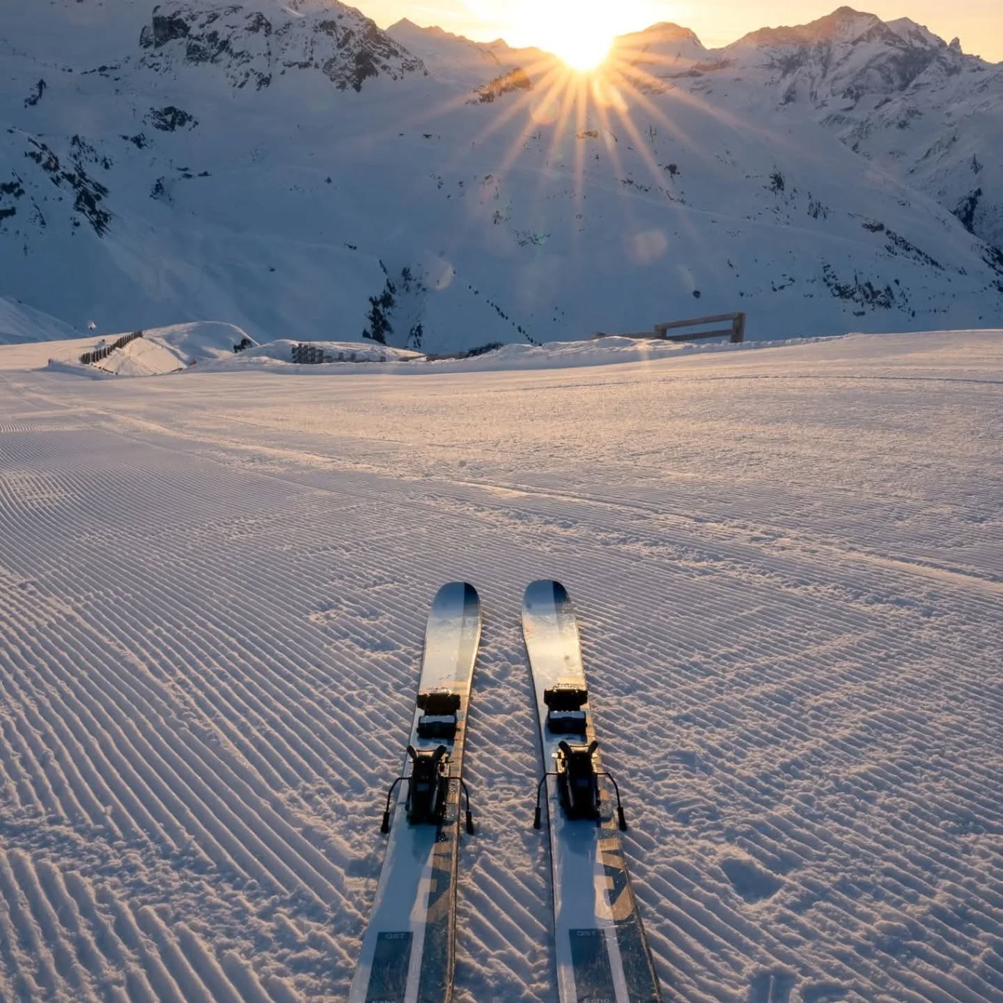 Another beautiful morning in theAlps. Thank you @paradiski for thé gorgeous photo #paradiski #lesarcsvillaroger