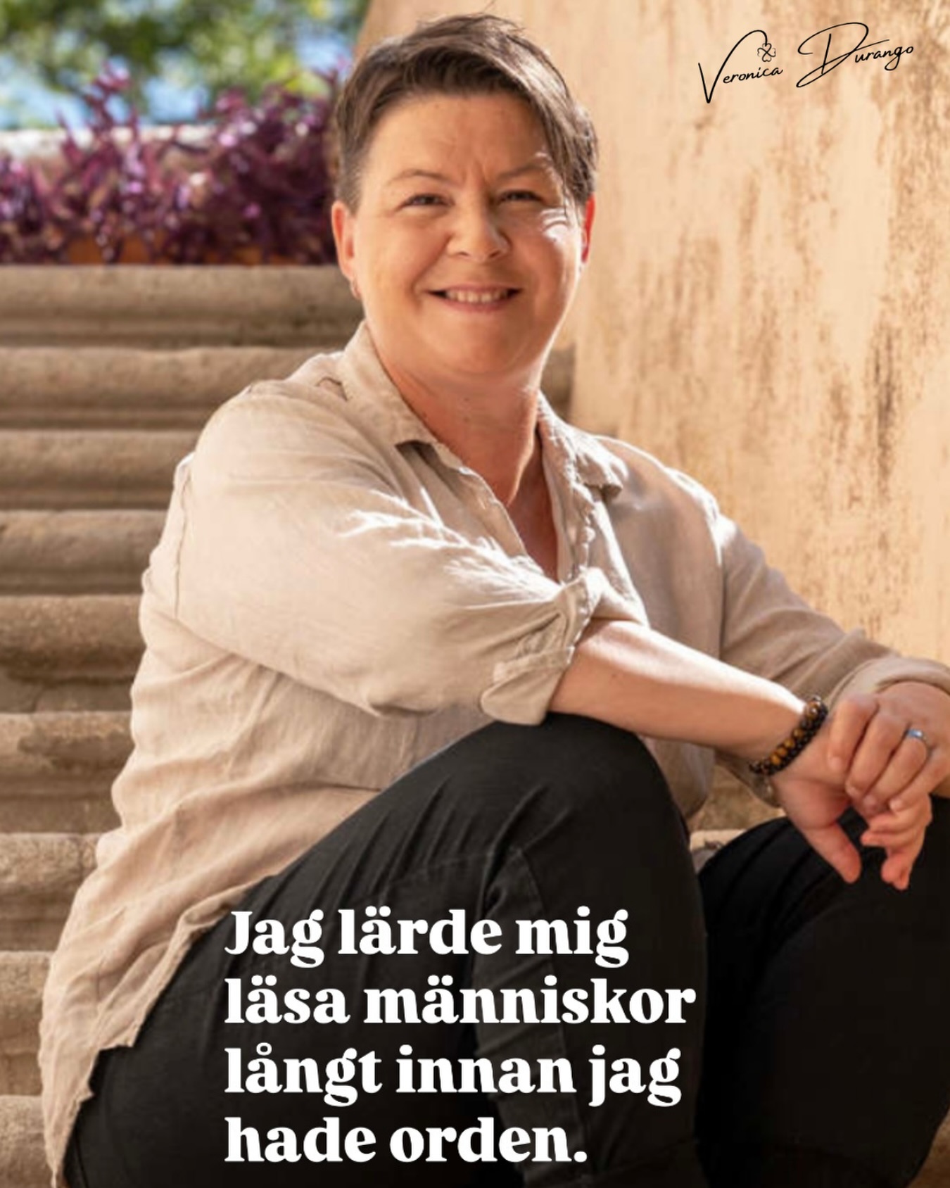 Jag har burit en kropp som känner saker innan ord finns. Det började inte i vuxen ålder. Det började långt tidigare.
På ett barnhem lär sig ett barn snabbt något som inte står i någon bok. ✨Att läsa av människor. Ansikten, stämningar, energi och det som sägs mellan raderna. Man lär sig känna vem som är trygg, vem som bär något bakom sin fasad och vem som säger en sak men egentligen känner något annat.
Som barn hade jag inga ord för det. Jag trodde länge att alla människor upplevde världen så. Att alla kunde känna när något var äkta och när något inte riktigt landade. Senare i livet fick jag höra ord som högsensitiv och empat. Men för mig är det egentligen något djupare än en etikett. Det är en kropp som tidigt lärde sig att orientera sig bland människor.
Idag är den förmågan en av mina viktigaste tillgångar livet. Både privat och i mitt arbete. När jag möter människor lyssnar jag inte bara på orden. Jag lyssnar på det som rör sig under orden. Det som ännu inte har blivit språk men som kroppen redan vet. Där börjar ofta det verkliga arbetet. Och där börjar ofta också läkningen.
Idag med mycket som är ai och information så det här väldigt viktigt. Kroppen och intuitionen kommer alltid känna före orden.
Känner du också igen den där tysta kunskapen?🫀
#kroppensvisdom
#nervsystemet
#självkännedom
#hsp