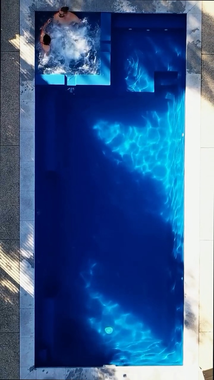 Absolutely everything packed into this impressive inground fibreglass pool.
This chic and all-inclusive design offers a built-in spillover spa, splash deck, gradually sloping floor and deep-end swim-out bench.