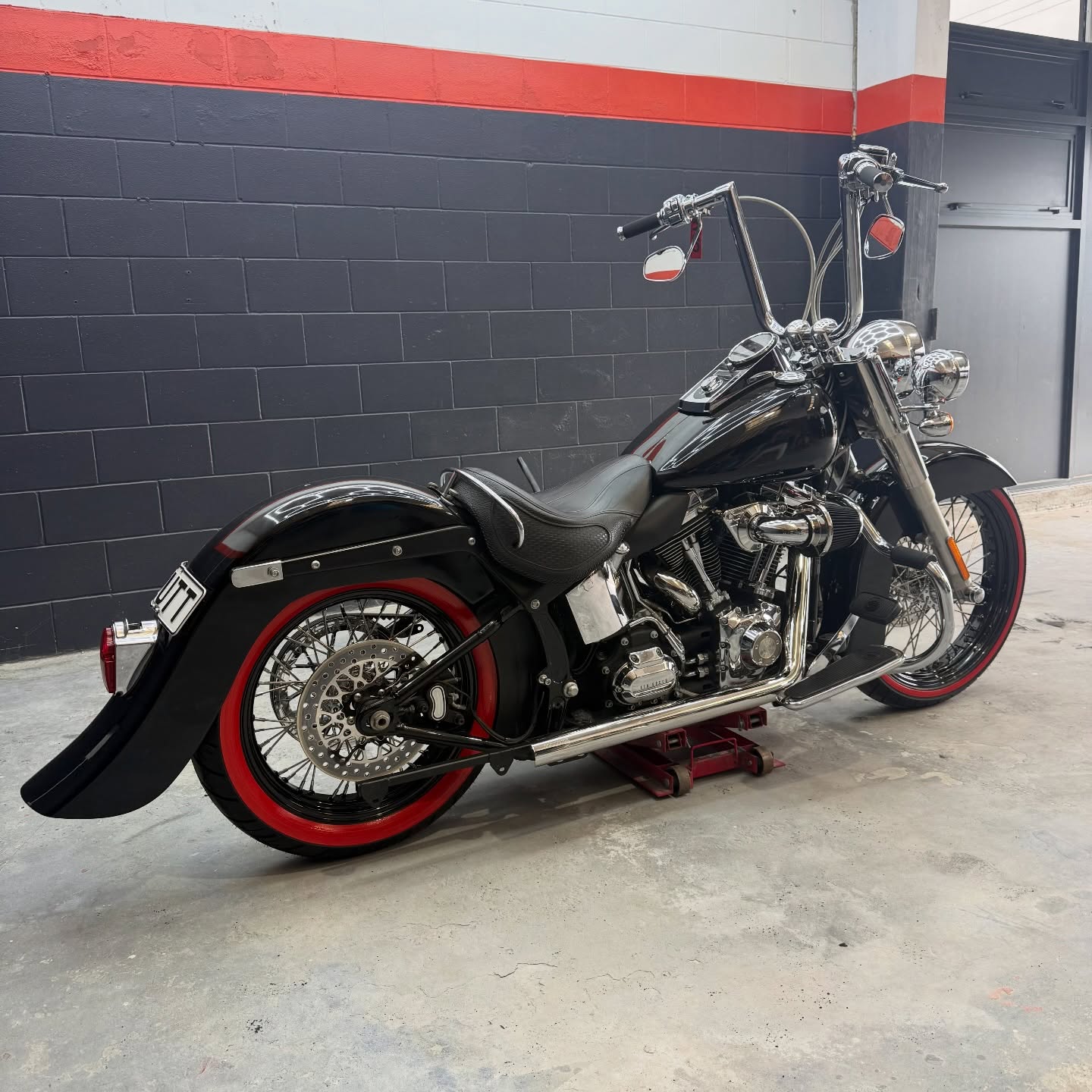 Paint the town Red ❤️
Redwalls really set it off, don’t you think 🤔
#harleydavidson #bagger #redwalltires #whitewalltires