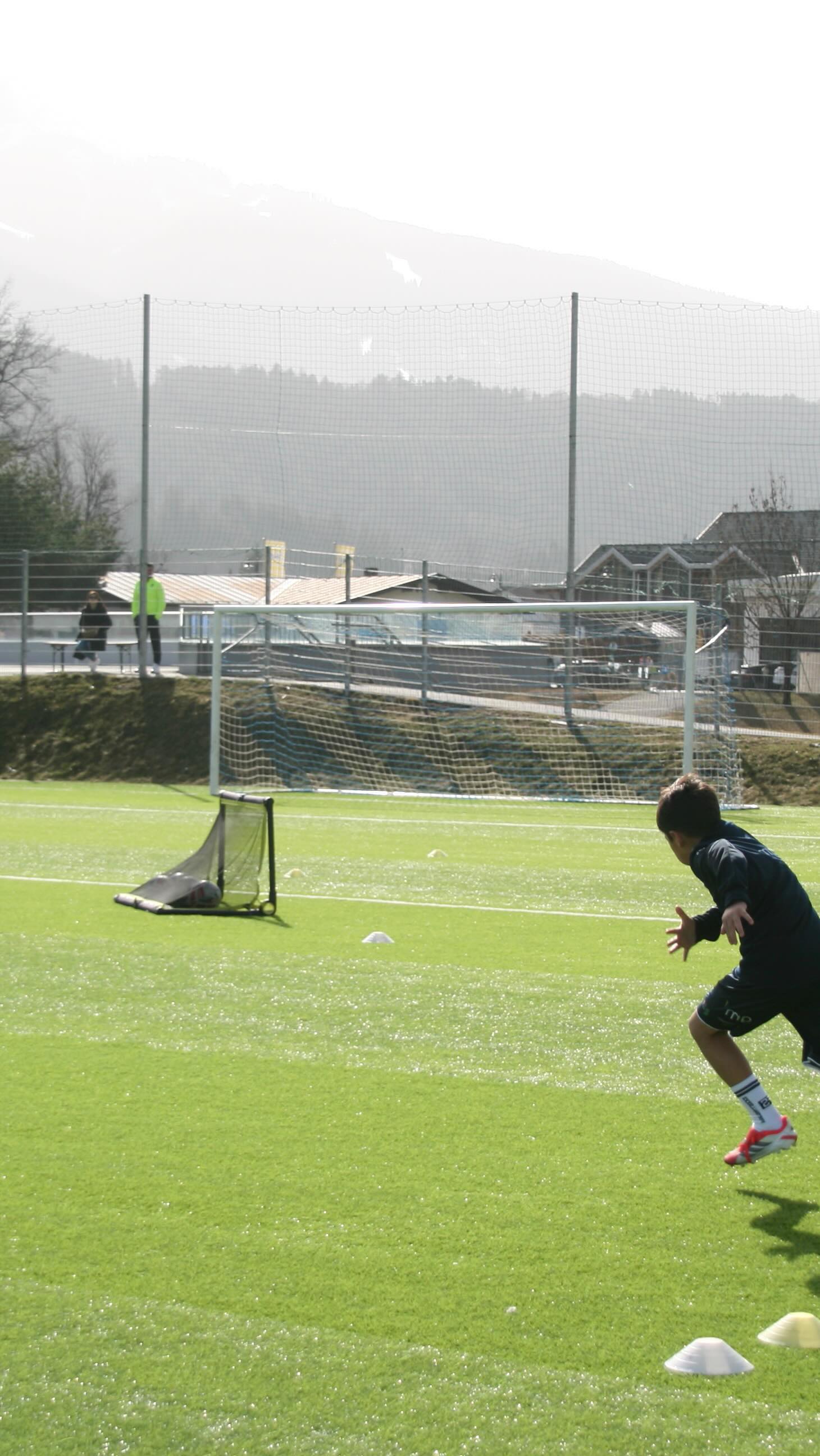 Tempo kann Spiele entscheiden.
Mit gezieltem Schnellkrafttraining verbessern wir Antritt, Sprungkraft und Explosivität. 🚀⚽