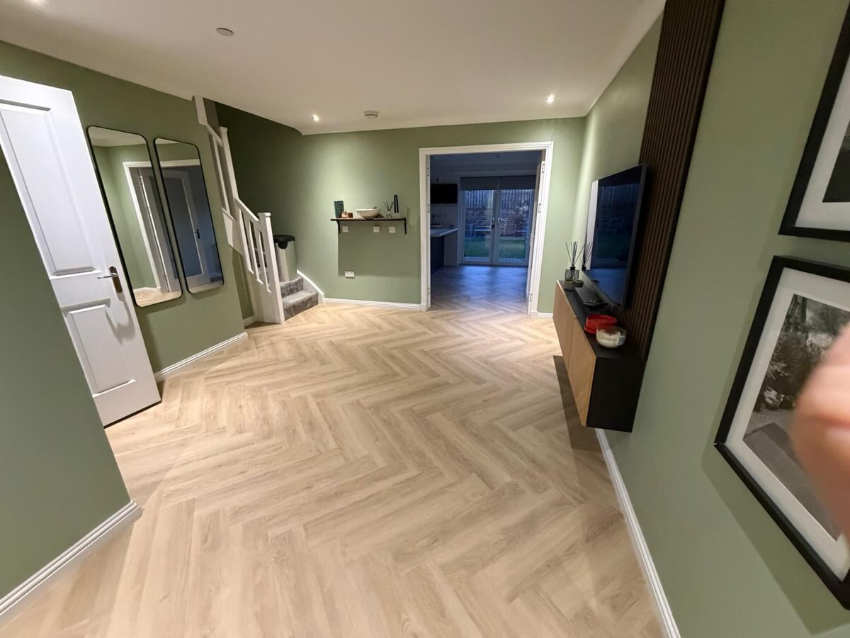 Another stunning installation completed by our fitters ✔️
Invictus Maximus – Divine Oak Champagne fitted in this living room and kitchen/diner, creating a clean and modern finish throughout the space.
The subfloor was fully screeded on day one to ensure the perfect base, with the flooring installed the following day.
Contact us today to transform your home 👋🏻